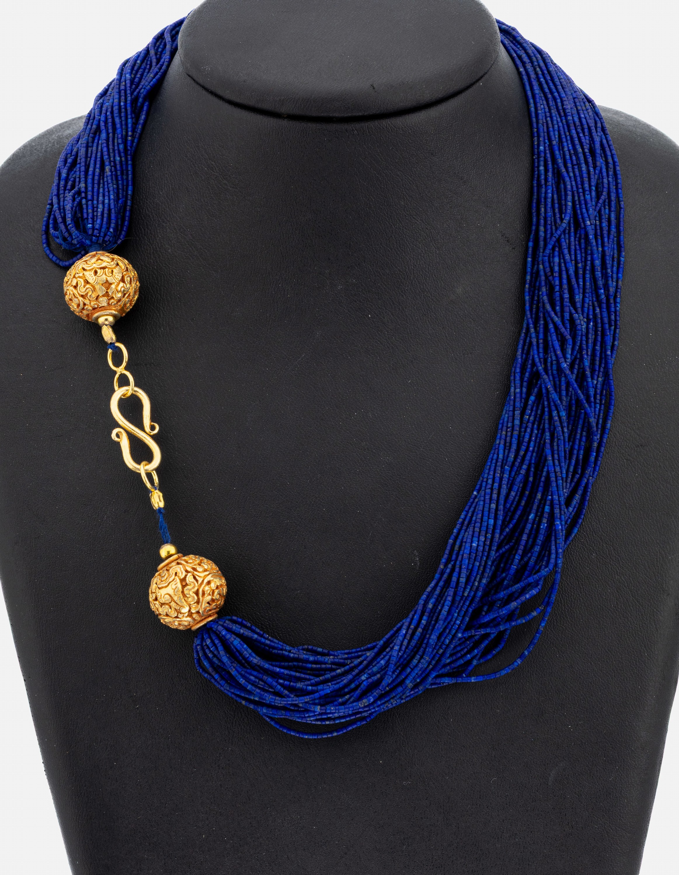 50 rhg. Lapislazuli-Collier, S-Schließe undKugeln Silber vergoldet, Lapislazuli von guterFarbe, L. ca. 47.5 cm