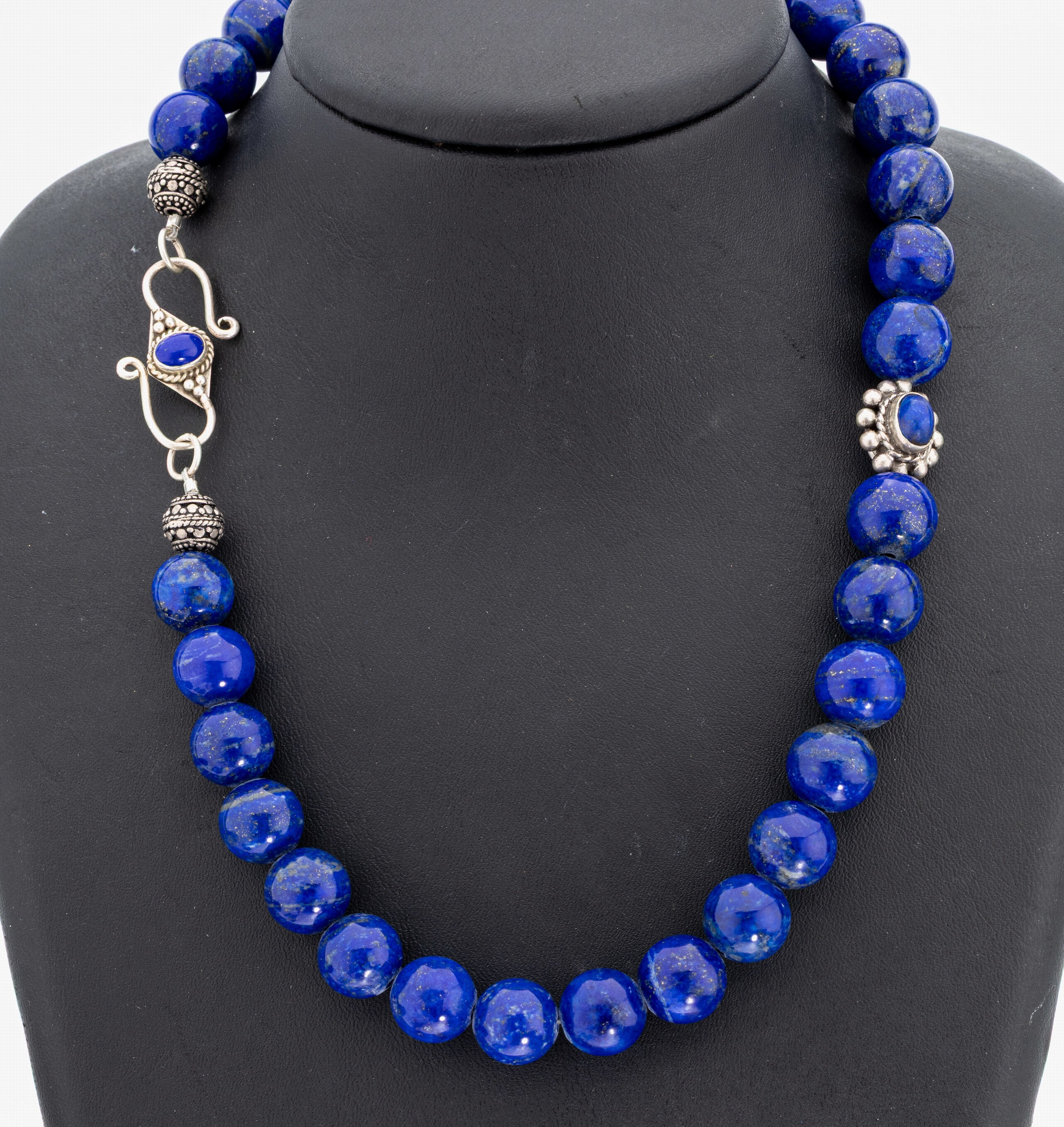 Lapislazuli-Collier, 925er Silber S- Schließe und Zwischenmontur mit Lapislazuli- Cabochon, Kugeld. ca. 11.8 - 13.0 mm, L. ca. 46 cm