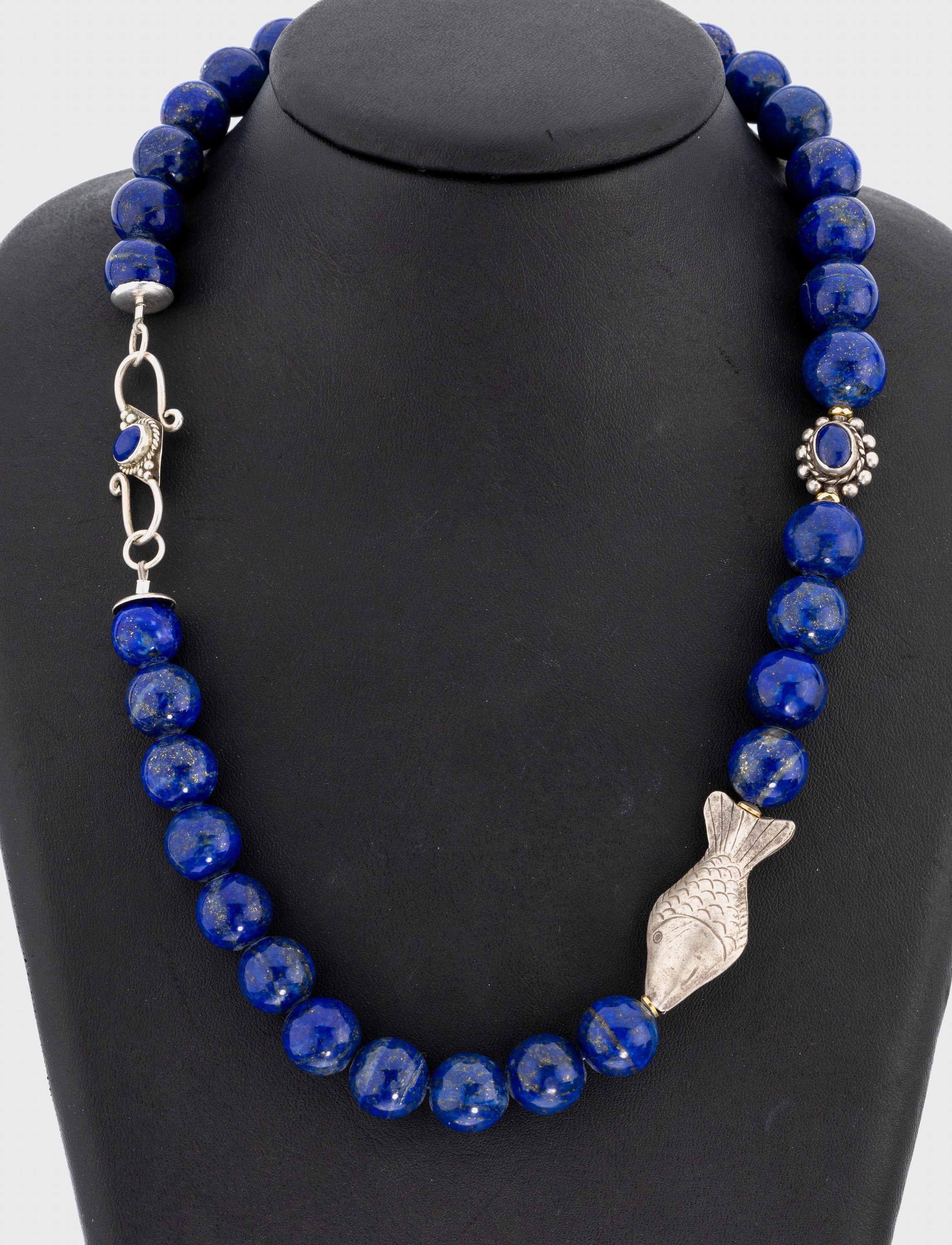 Lapislazulicollier, S-Schließe und Zwischen- montur mit Lapislazuli Silber, vollplastischer silberner Fisch, Kugeld. ca. 11.6 - 12.8 mm, L. ca. 46 ...