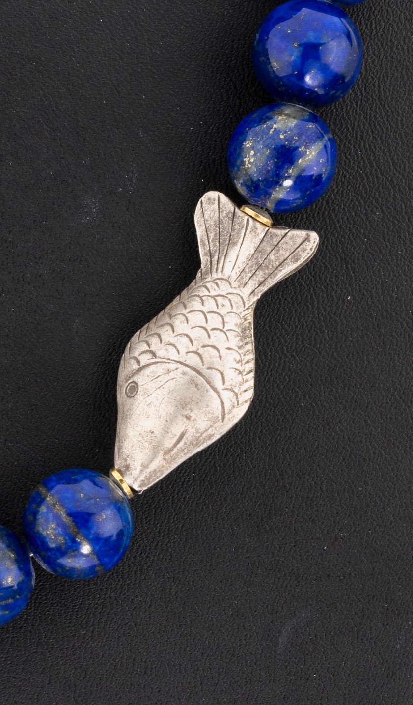 Detail a: Lapislazulicollier, S-Schließe und Zwischen- montur mit Lapislazuli Silber, vollplastischer silberner Fisch, Kugeld. ca. 11.6 - 12.8 mm, L. ca. 46 ...