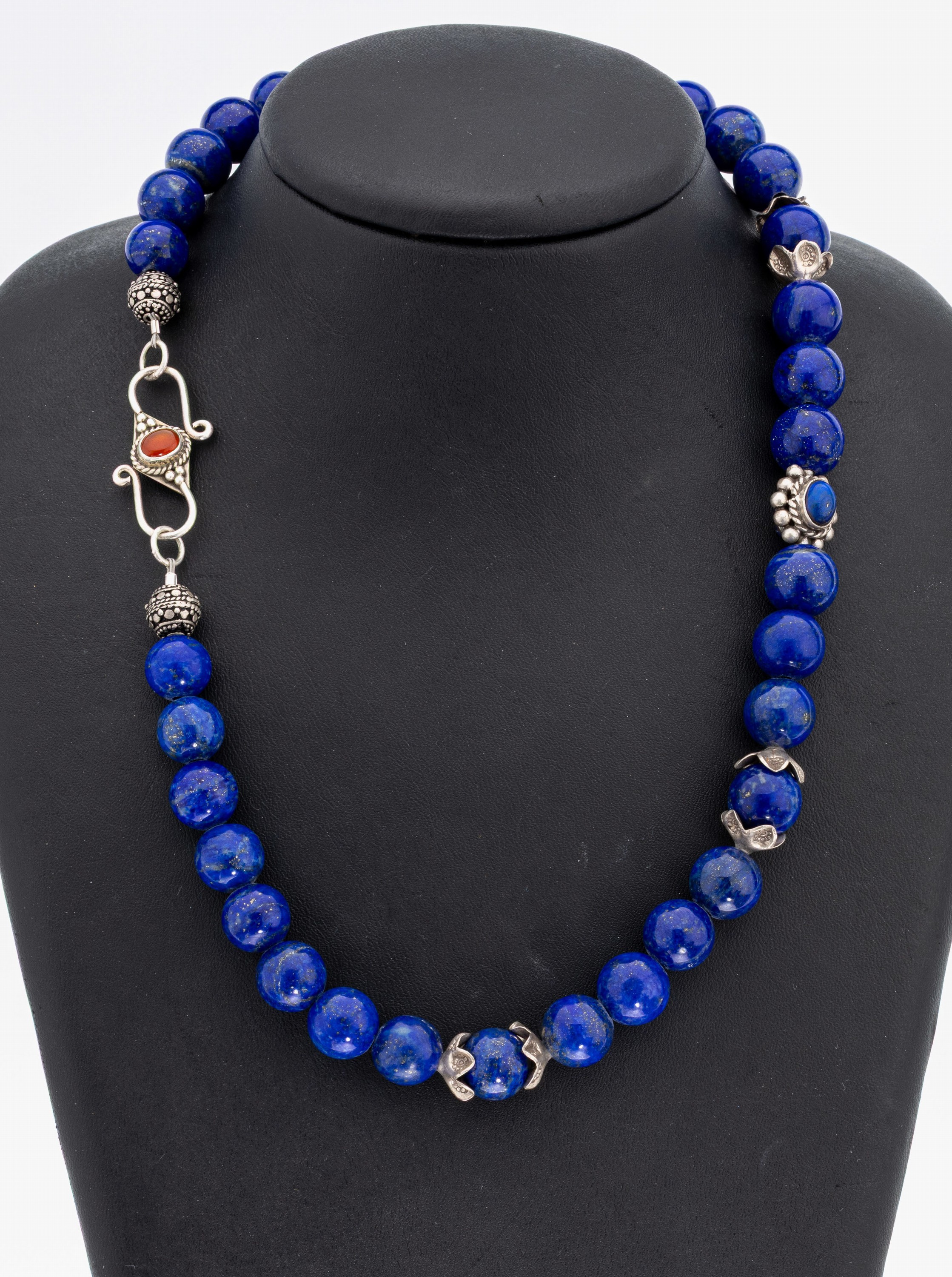 Lapislazuli-Collier, S-Schließe und Zwischenmonturen 925er Silber, Schließe mit Karneol, Kugeld. ca. 10.5 - 12.2 mm, L. ca. 45 cm
