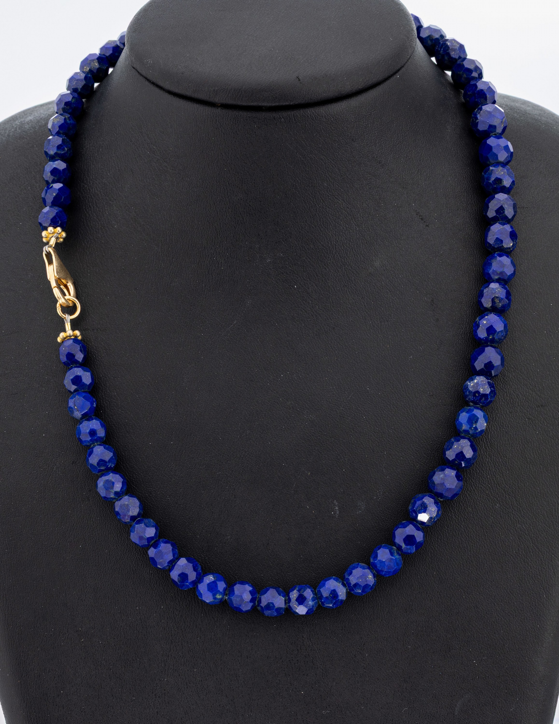Lapislazuli-Collier, Karabinerschließe Silber vergoldet, facett. Lapislazuli, D. ca. 7.2 - 9.3 mm, L. ca. 45 cm