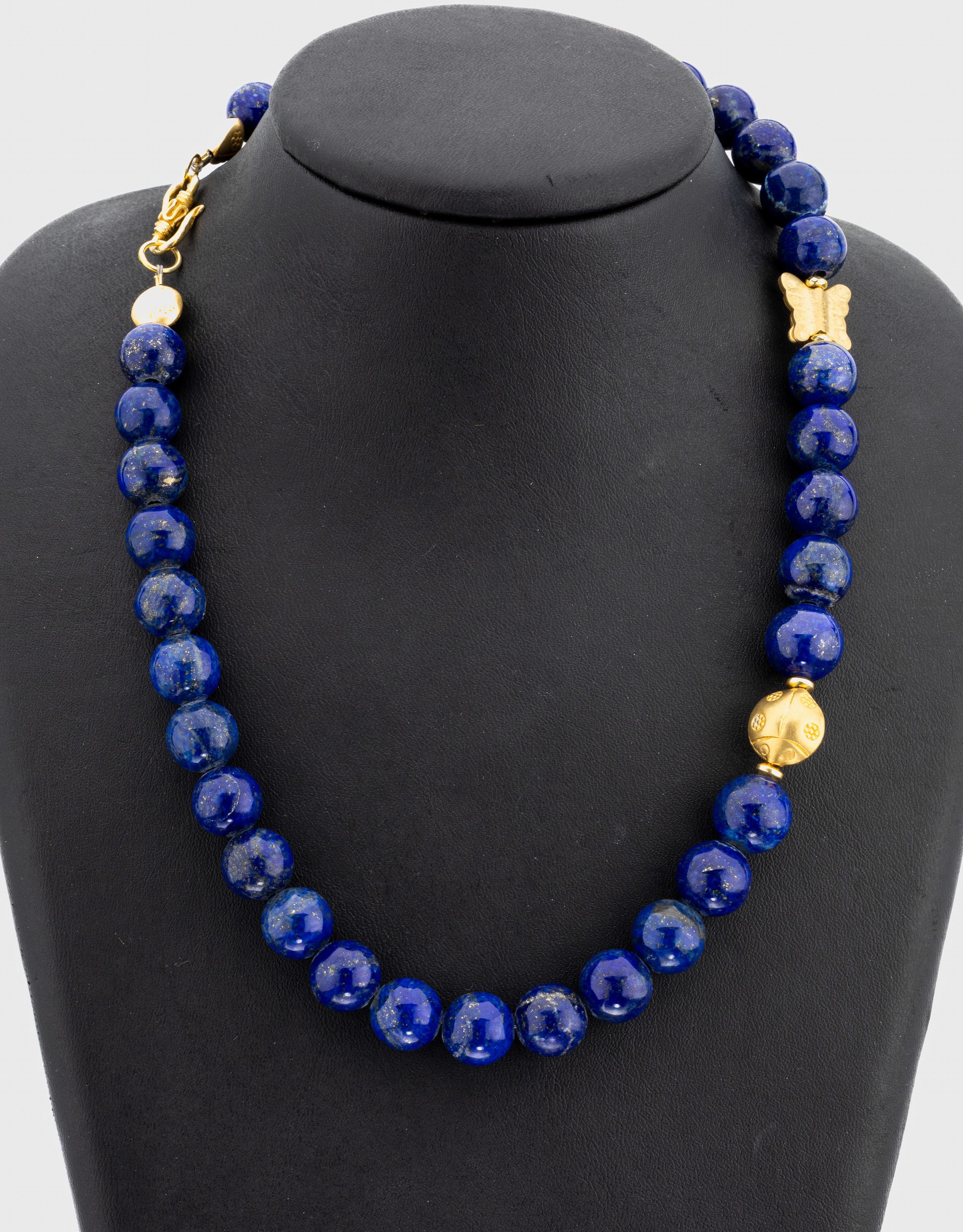 Lapislazuli-Collier, S-Schließe, Schmetterling und 3 Marienkäfer Silber vergoldet, Kugeld. ca. 11.0 - 12.0 mm, L. ca. 47 cm