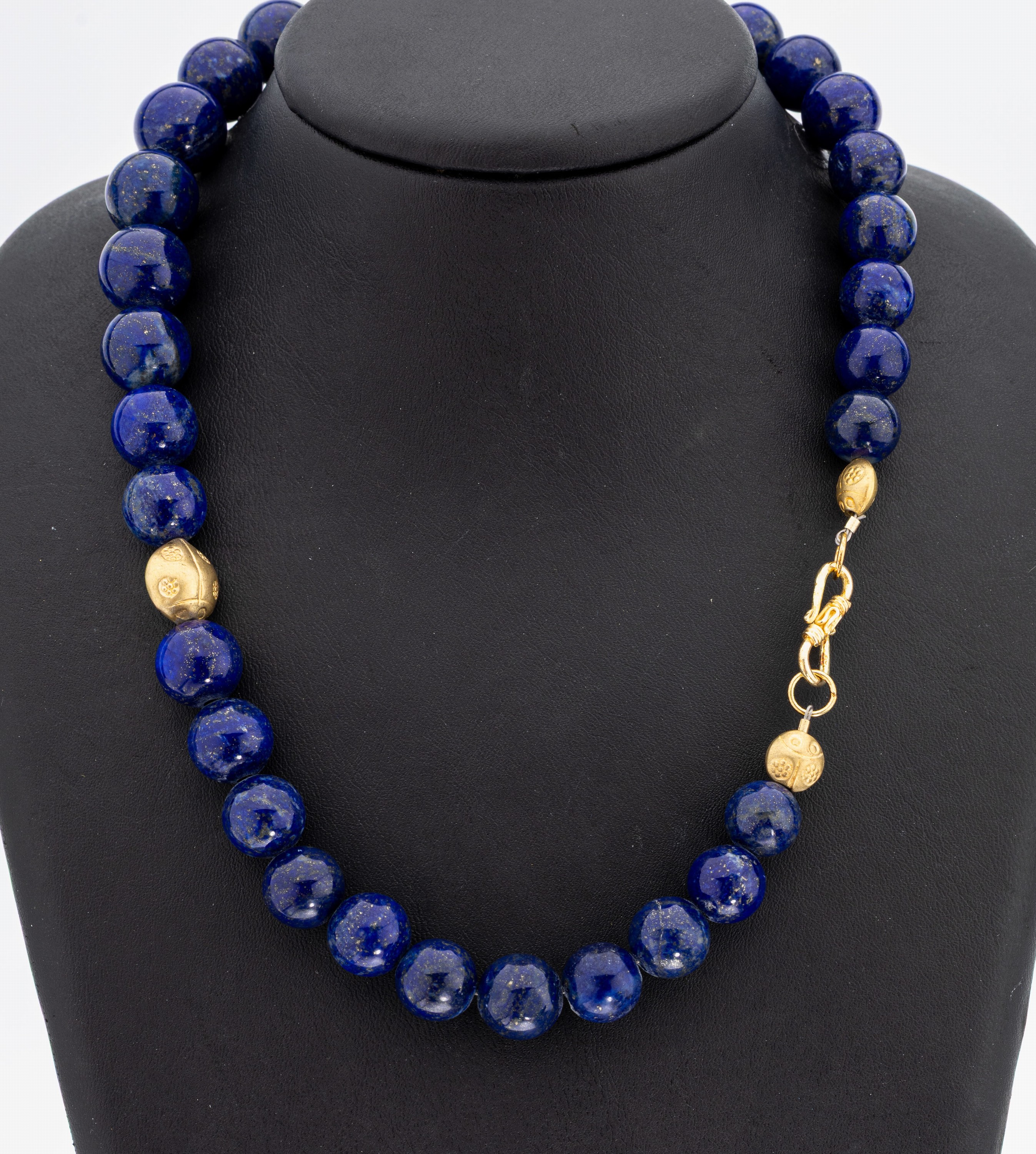 Lapislazuli-Collier, S-Schließe und 3 Marienkäfer Silber vergoldet, Kugeld. ca. 11.3 - 14.3 mm, L. ca. 46 cm