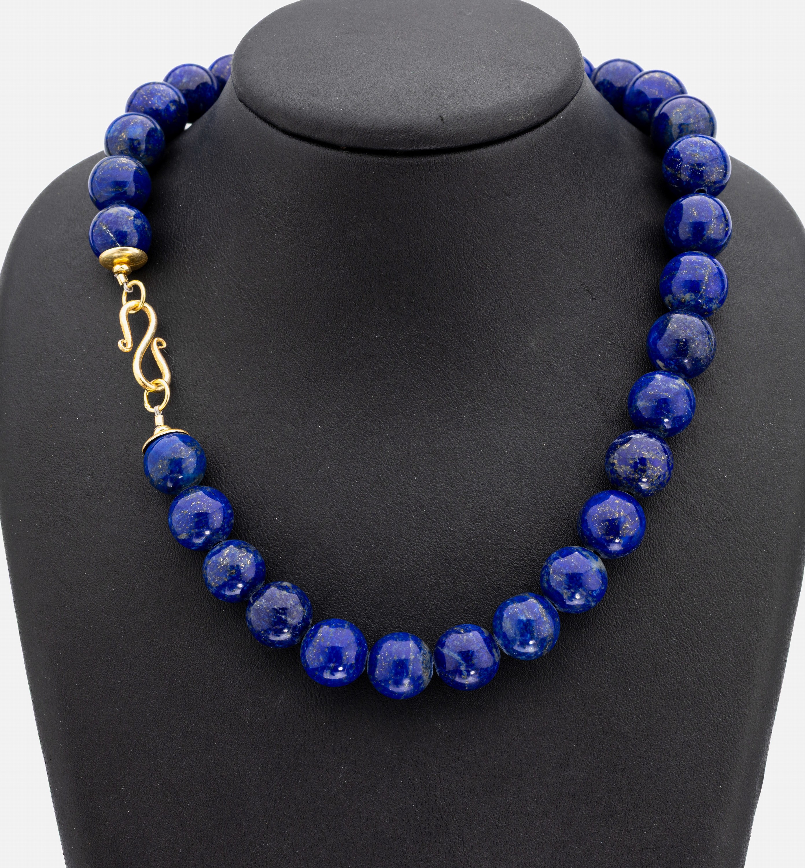 Lapislazuli-Collier, S-Schließe Silber vergoldet, Kugeld. ca. 13.1 - 14.5 mm, L. ca. 45 cm