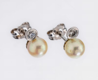 Image 26884405 - Paar 14 kt Gold Brillant-Perl-Ohrstecker, WG 585/000, 2 Brillanten zus. ca. 0.20 ct ...