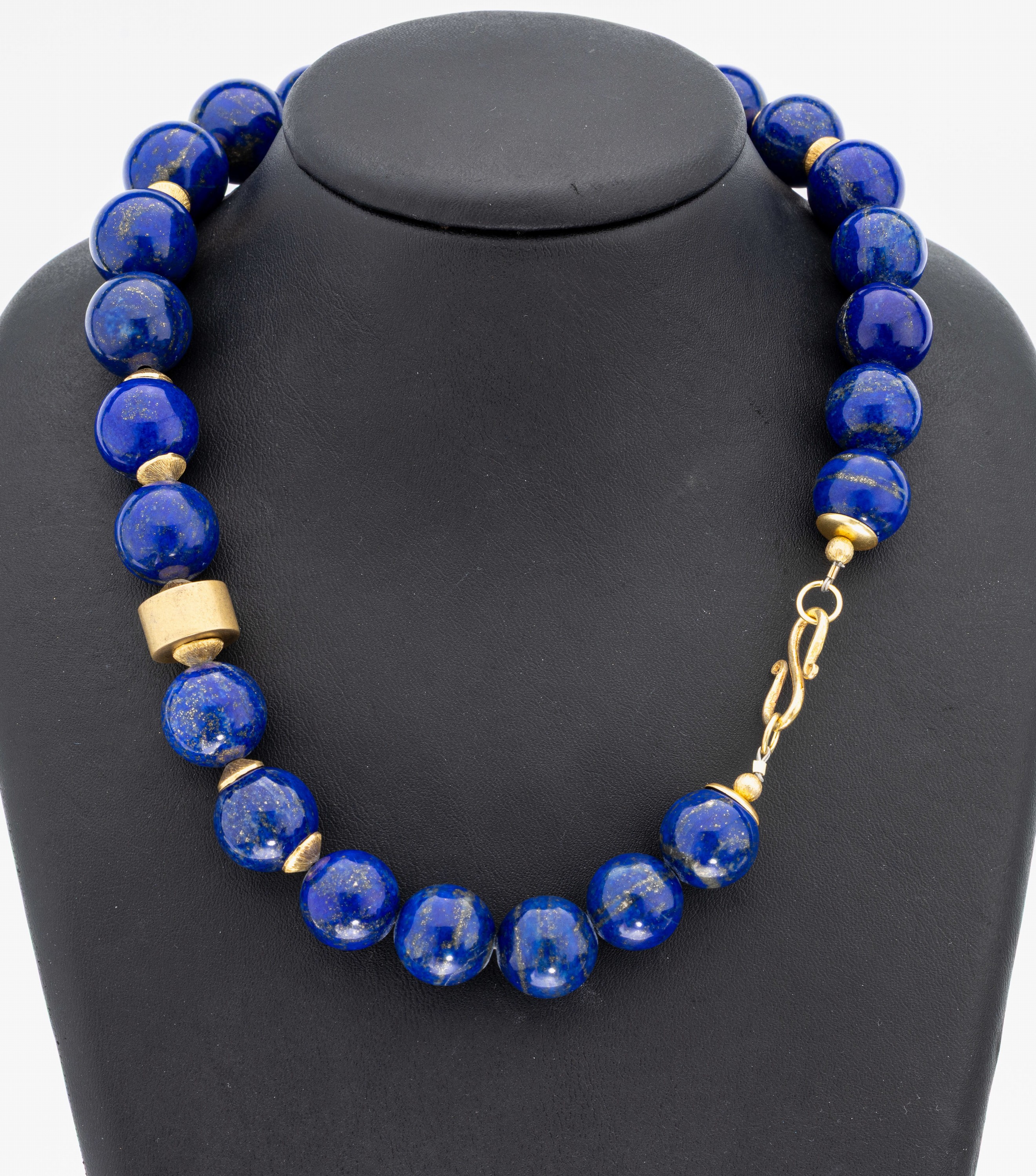 Lapislazuli-Collier, S-Schließe und Zwischenelemente Silber vergoldet, Kugeld. ca. 15.2 - 17.3 mm, L. ca. 45 cm