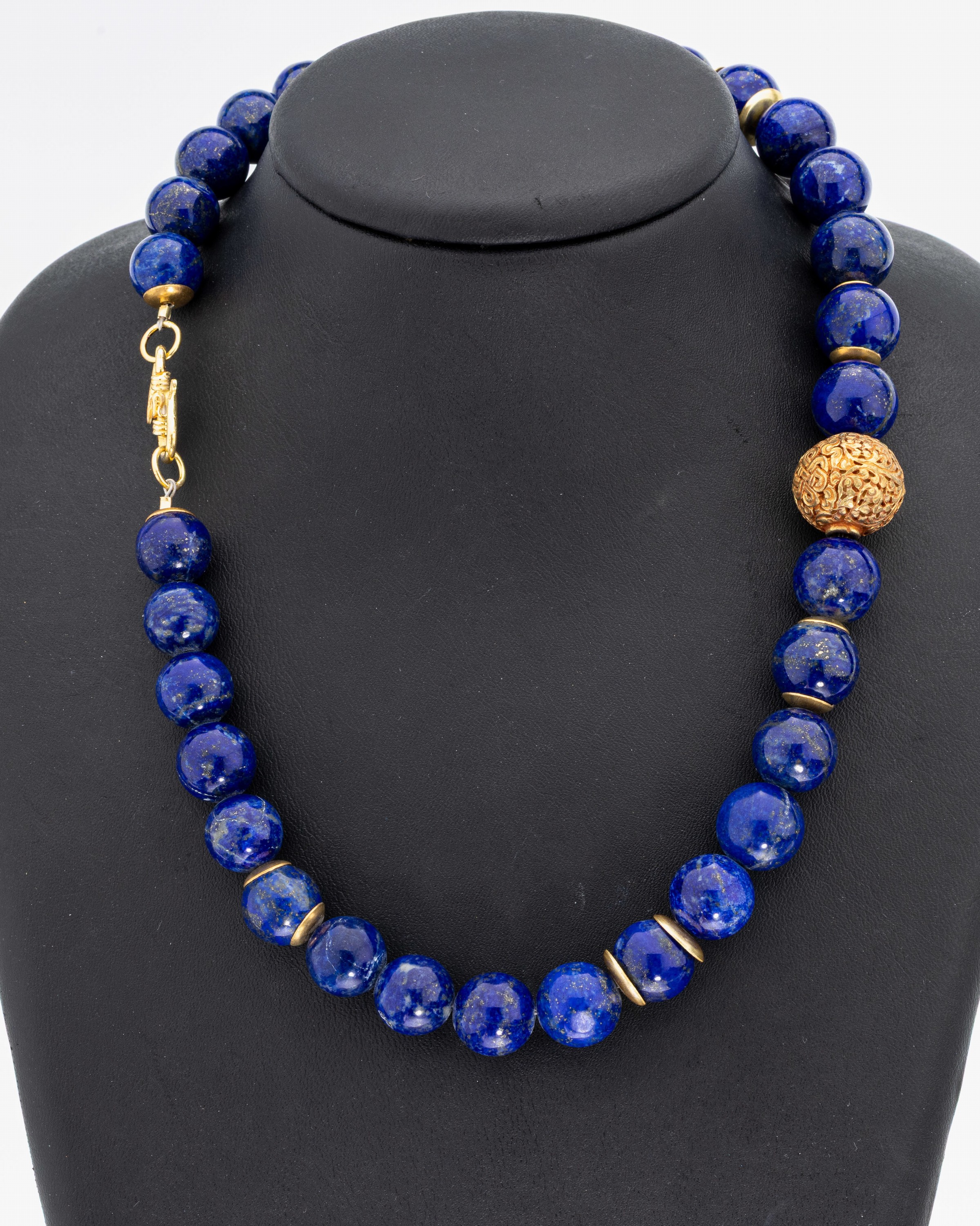 Lapislazuli-Collier, Zwischenkugel und -elemente Silber vergoldet, Kugeld. ca. 11.7 - 13.5 mm, L. ca. 45 cm
