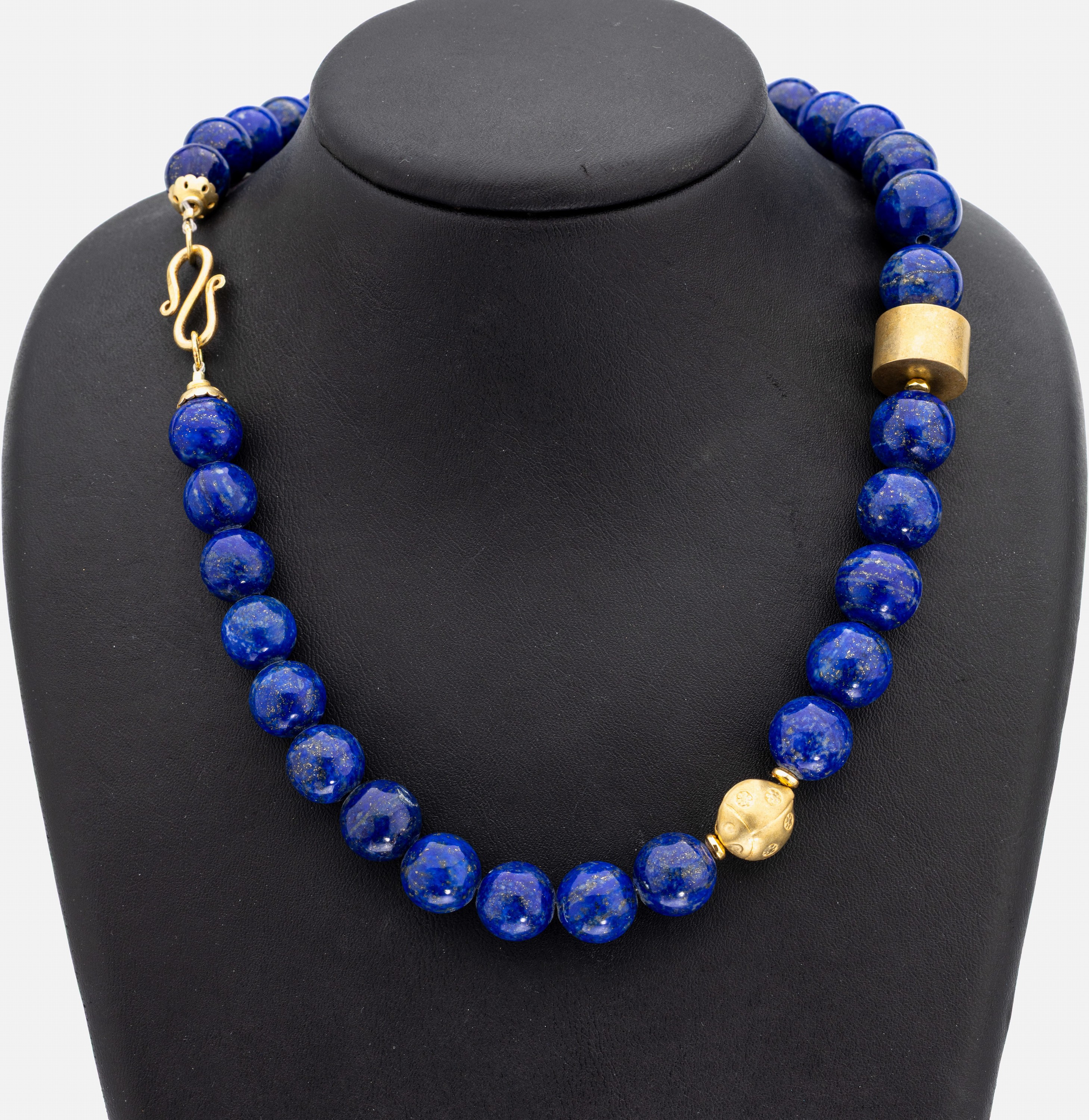 Lapislazuli-Collier, S-Schließe, Rondell und Marienkäfer Silber vergoldet, Lapislazuli-Kugeln D. ca. 11.7 - 13.6 mm, L. ca. 50 cm