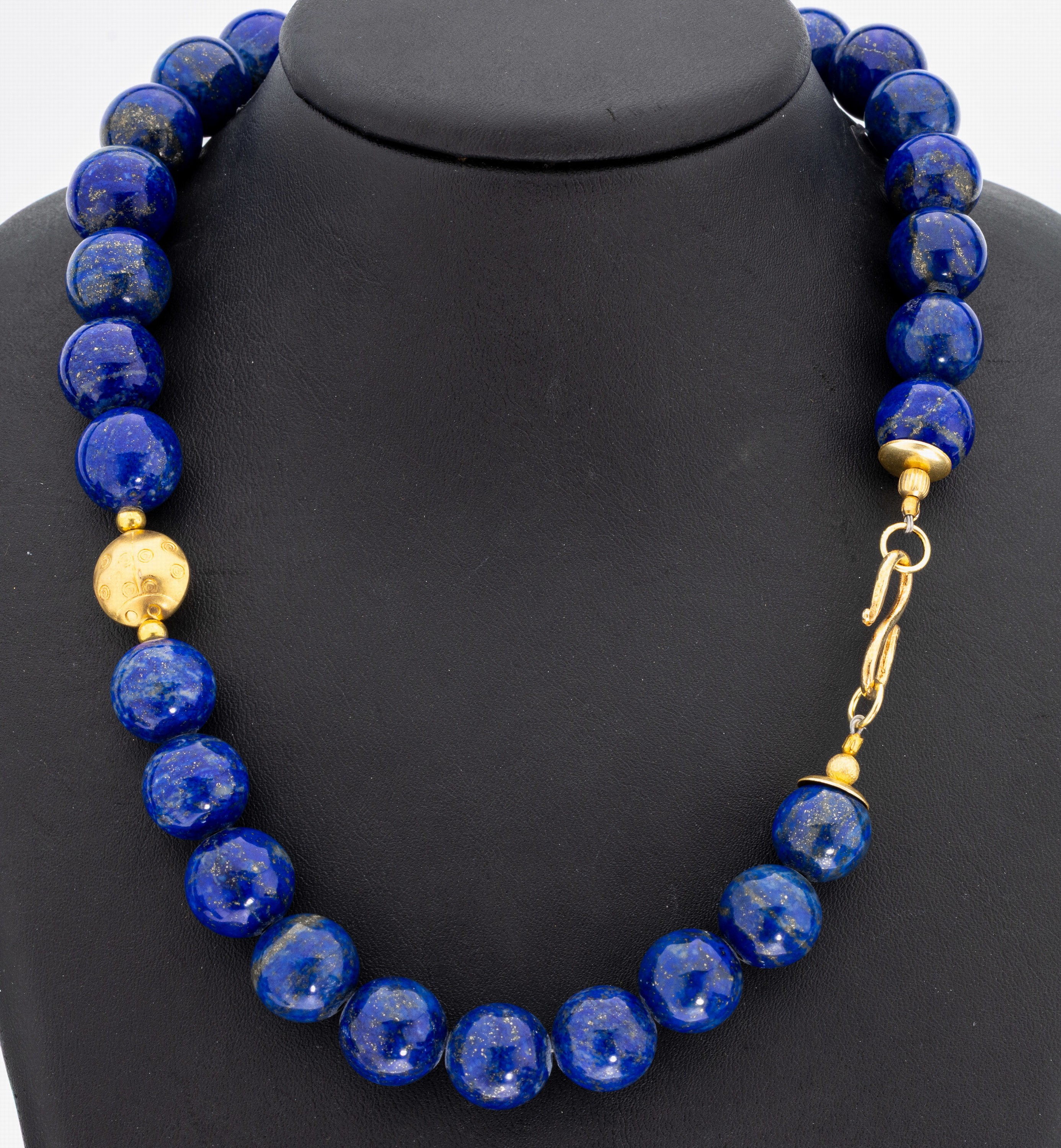 Lapislazuli-Collier, S-Schließe und Marienkäfer Silber vergoldet, Lapiskugeln D ca. 13.8 - 14.7 mm, L. ca. 46 cm
