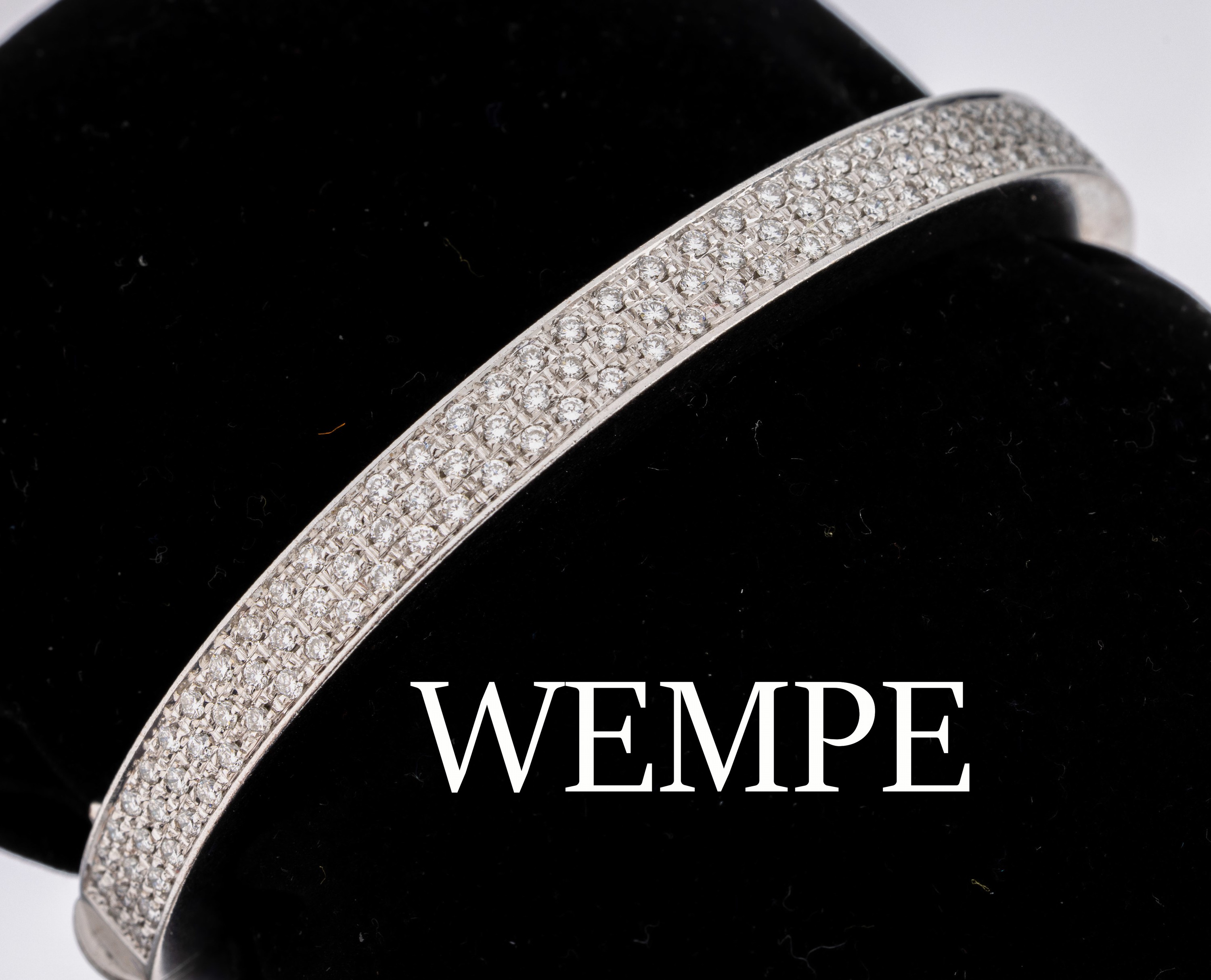 18 kt Gold WEMPE Brillant-Armreif, WG 750/000, 121 Brillanten zus. ca. 1.21 ct feines Weiß-Weiß/vs-si, ca. 5.6 x 4.8 cm, Kastenschloss, ...