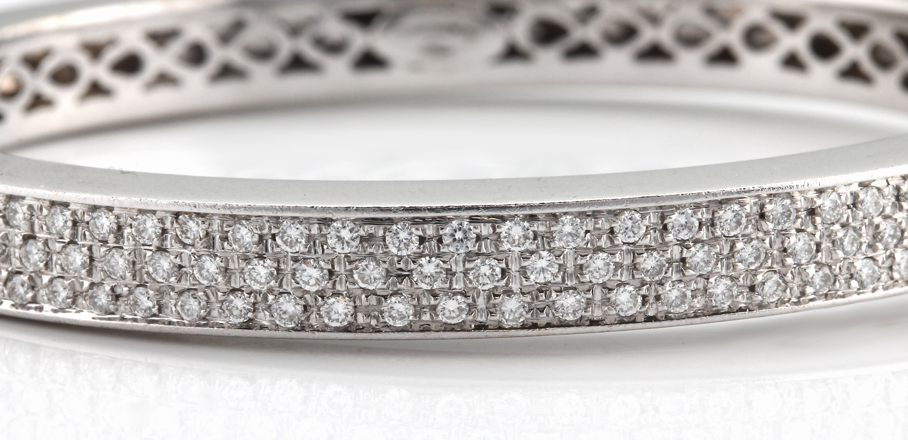 Detail a: 18 kt Gold WEMPE Brillant-Armreif, WG 750/000, 121 Brillanten zus. ca. 1.21 ct feines Weiß-Weiß/vs-si, ca. 5.6 x 4.8 cm, Kastenschloss, ...