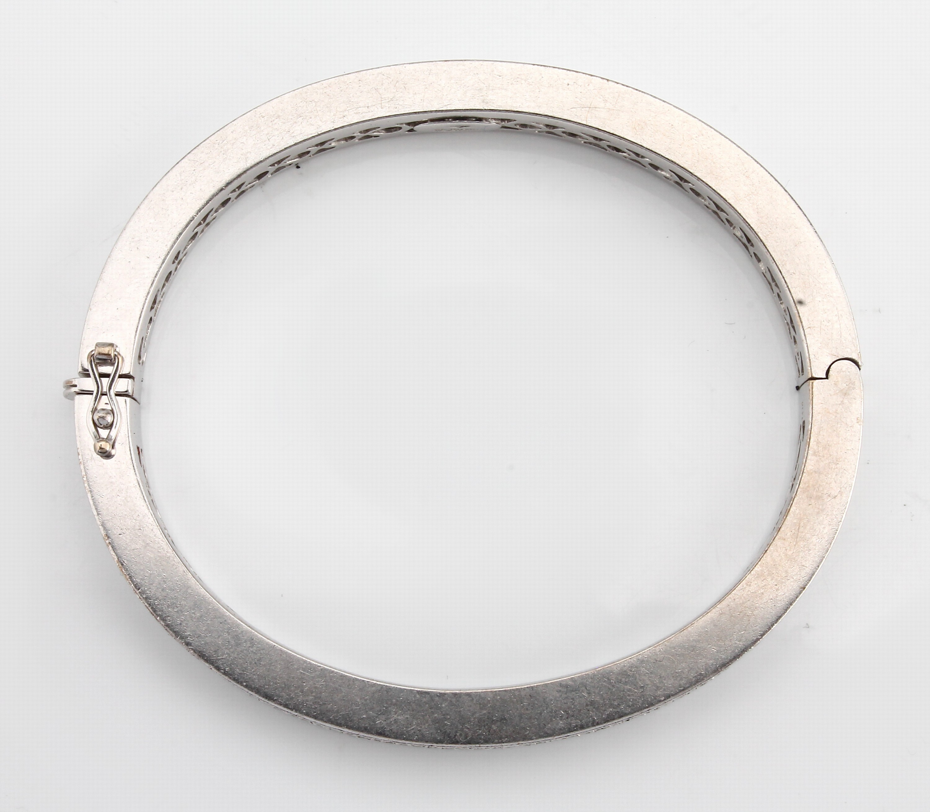 Detail c: 18 kt Gold WEMPE Brillant-Armreif, WG 750/000, 121 Brillanten zus. ca. 1.21 ct feines Weiß-Weiß/vs-si, ca. 5.6 x 4.8 cm, Kastenschloss, ...