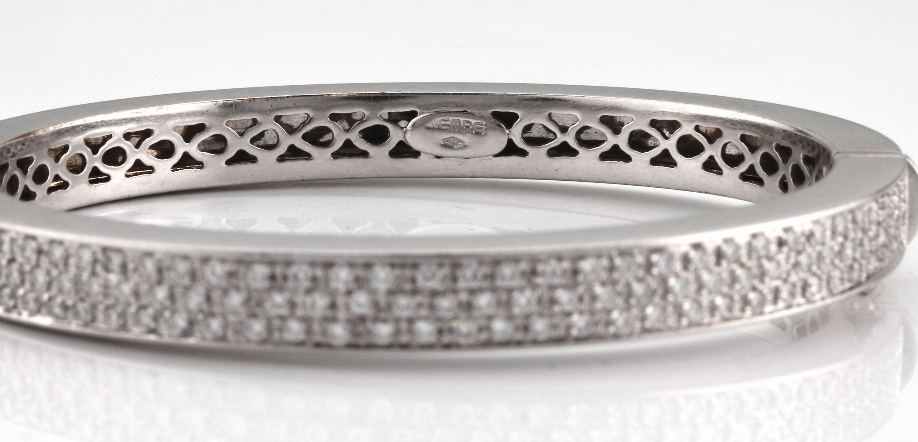 Detail d: 18 kt Gold WEMPE Brillant-Armreif, WG 750/000, 121 Brillanten zus. ca. 1.21 ct feines Weiß-Weiß/vs-si, ca. 5.6 x 4.8 cm, Kastenschloss, ...
