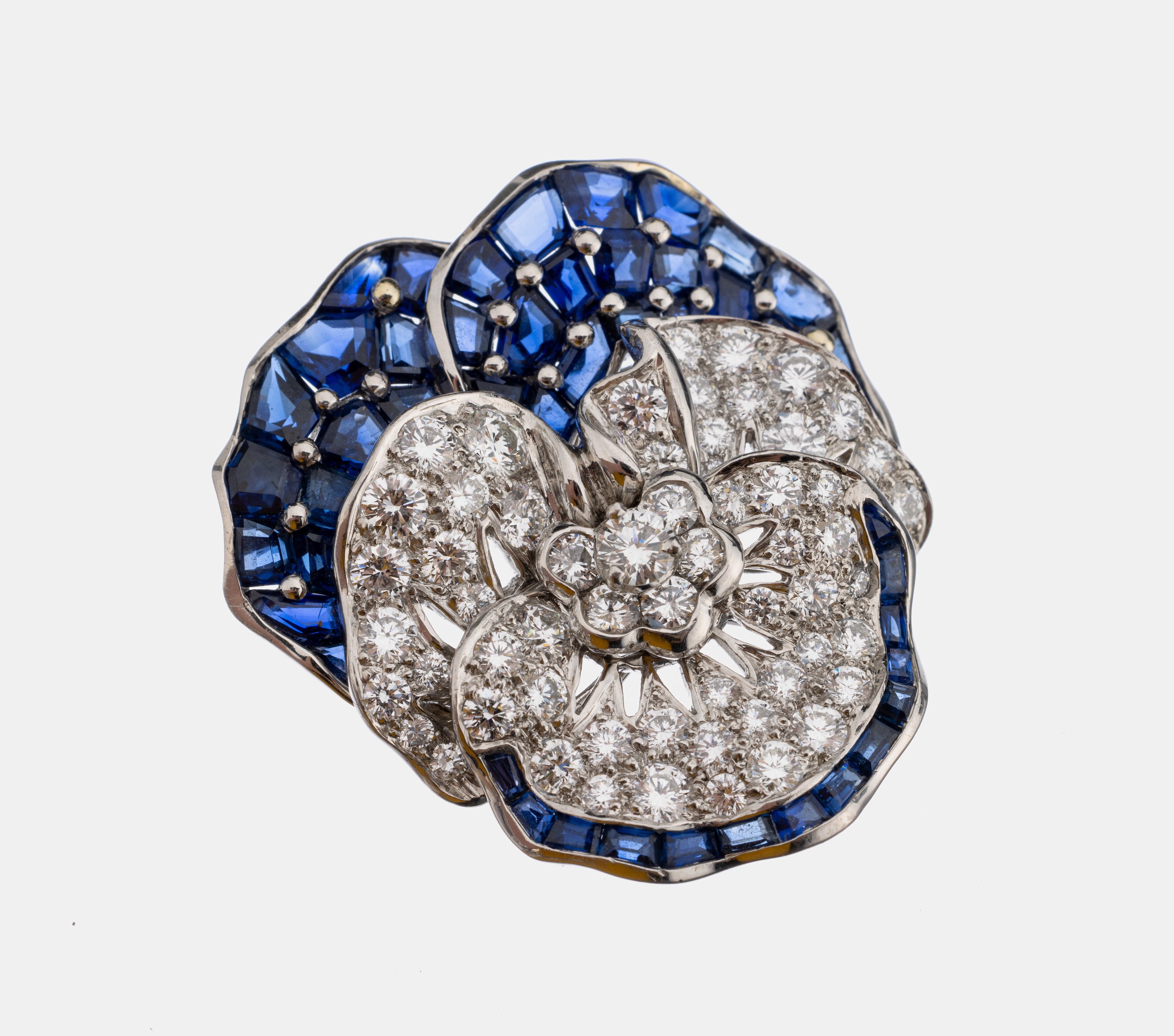 Platin Brillant-Saphir-Brosche, Pt 950, Darstellung einer Blüte, 61 Brillanten zus. ca. 4.0 ct feines Weiß-Weiß/vs-si, 48 eingeschliffene Saphire ...
