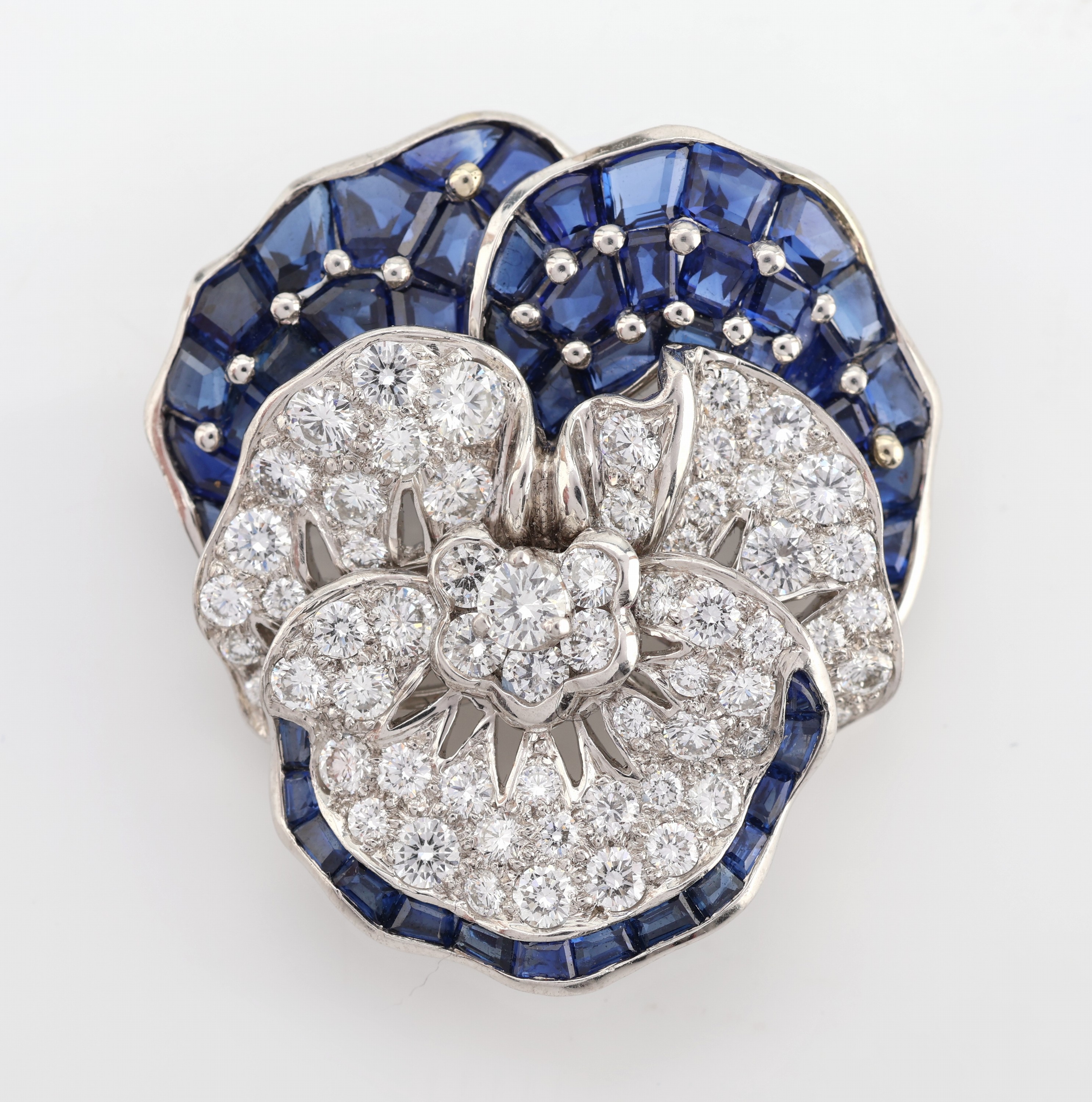Detail a: Platin Brillant-Saphir-Brosche, Pt 950, Darstellung einer Blüte, 61 Brillanten zus. ca. 4.0 ct feines Weiß-Weiß/vs-si, 48 eingeschliffene Saphire ...