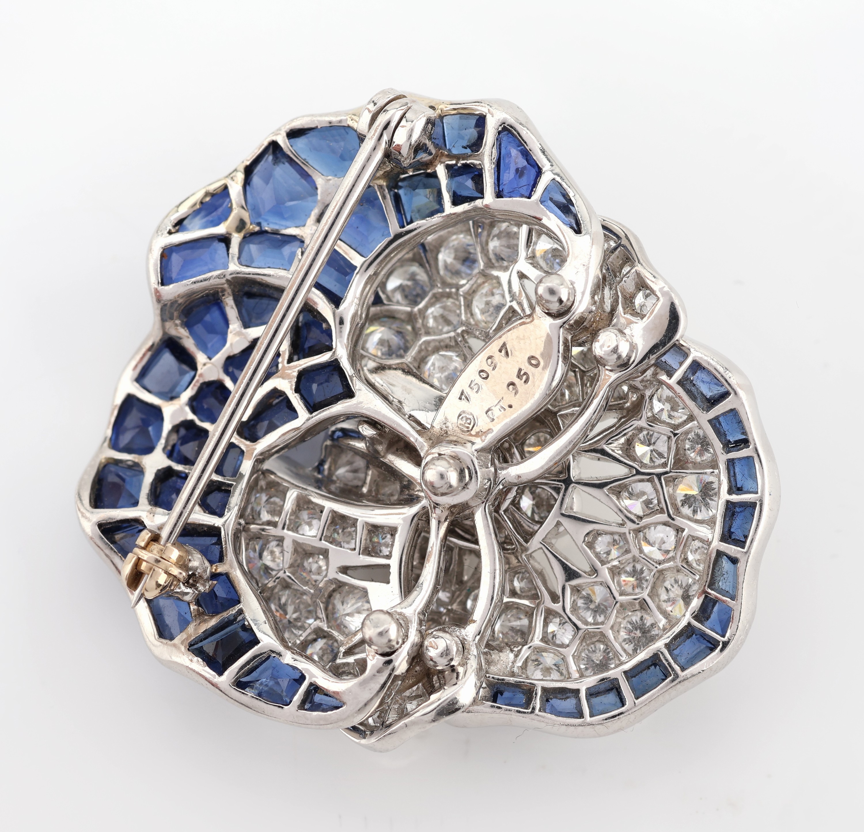 Detail b: Platin Brillant-Saphir-Brosche, Pt 950, Darstellung einer Blüte, 61 Brillanten zus. ca. 4.0 ct feines Weiß-Weiß/vs-si, 48 eingeschliffene Saphire ...