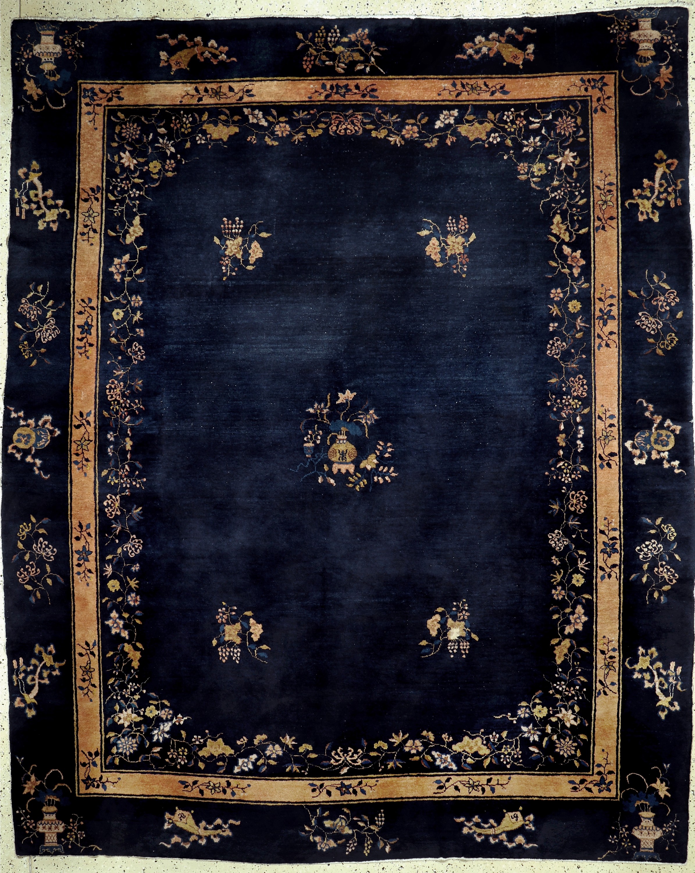 Antiker Peking, China, 19.Jhd, Wolle auf Baumwolle, ca. 353 x 283 cm, EHZ: 2(kleiner geflickter Riss).