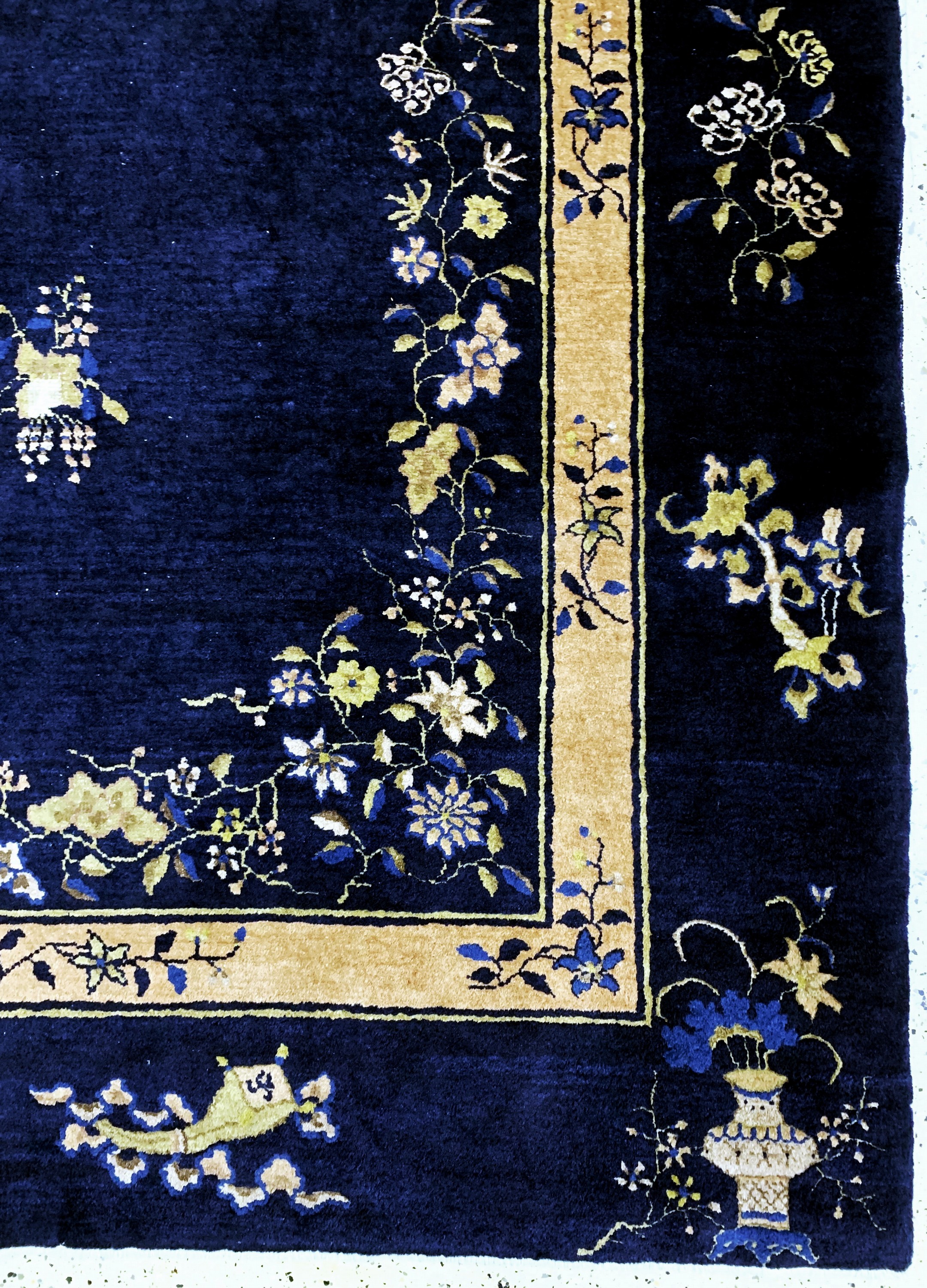 Detail a: Antiker Peking, China, 19.Jhd, Wolle auf Baumwolle, ca. 353 x 283 cm, EHZ: 2(kleiner geflickter Riss).