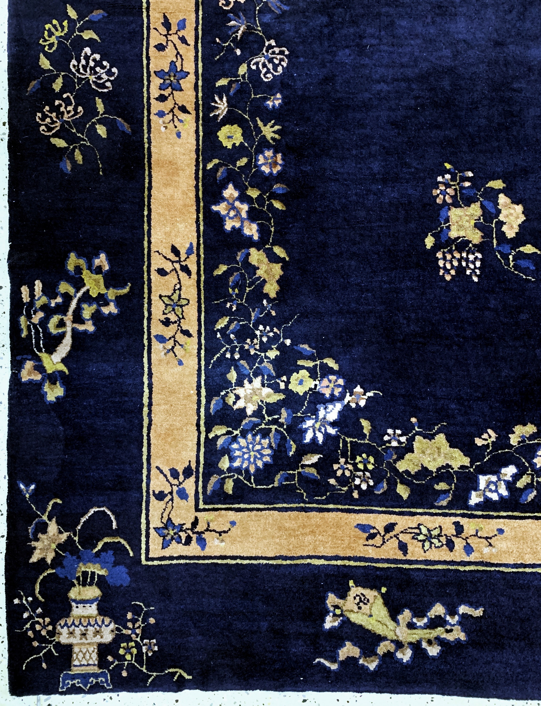 Detail b: Antiker Peking, China, 19.Jhd, Wolle auf Baumwolle, ca. 353 x 283 cm, EHZ: 2(kleiner geflickter Riss).