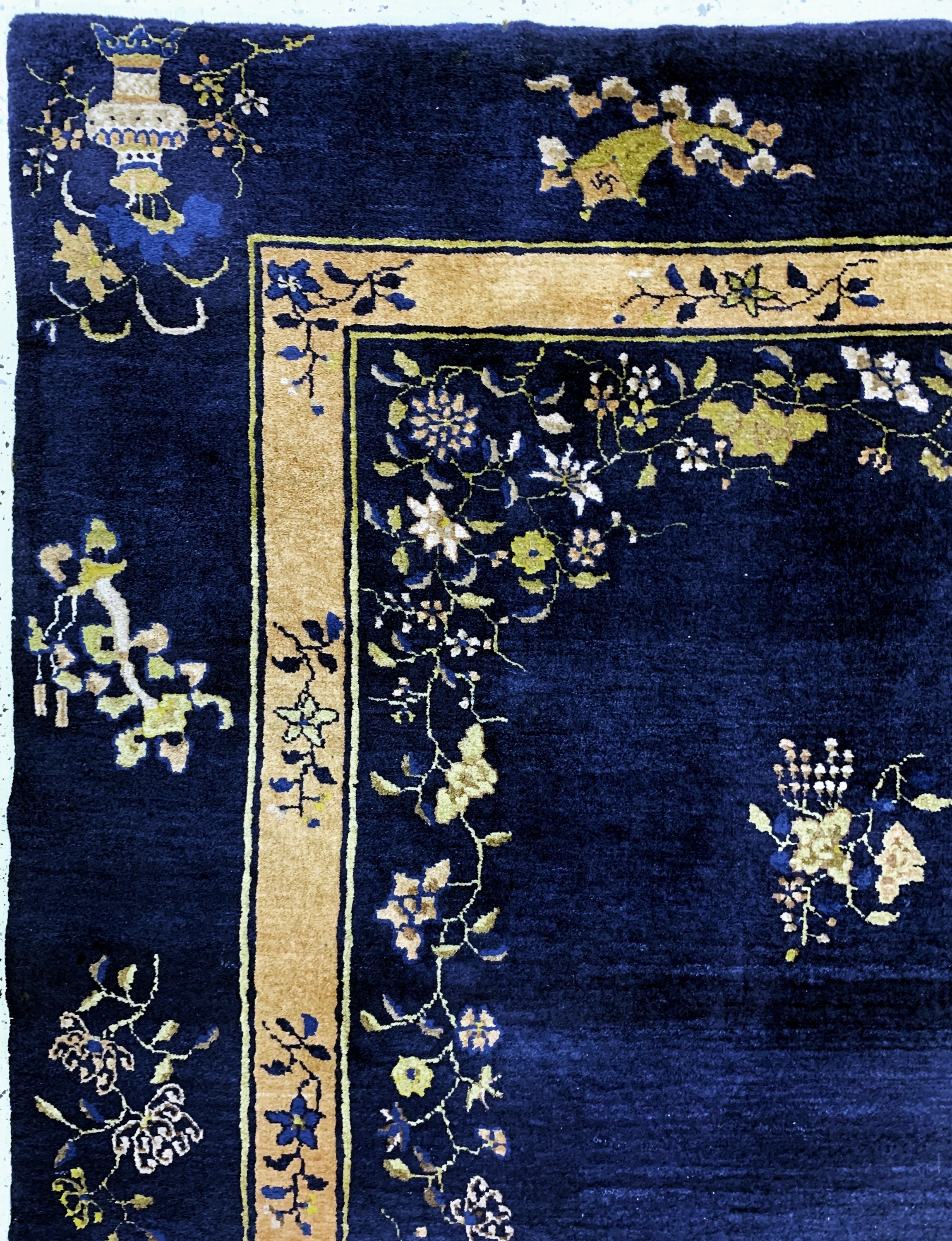 Detail c: Antiker Peking, China, 19.Jhd, Wolle auf Baumwolle, ca. 353 x 283 cm, EHZ: 2(kleiner geflickter Riss).