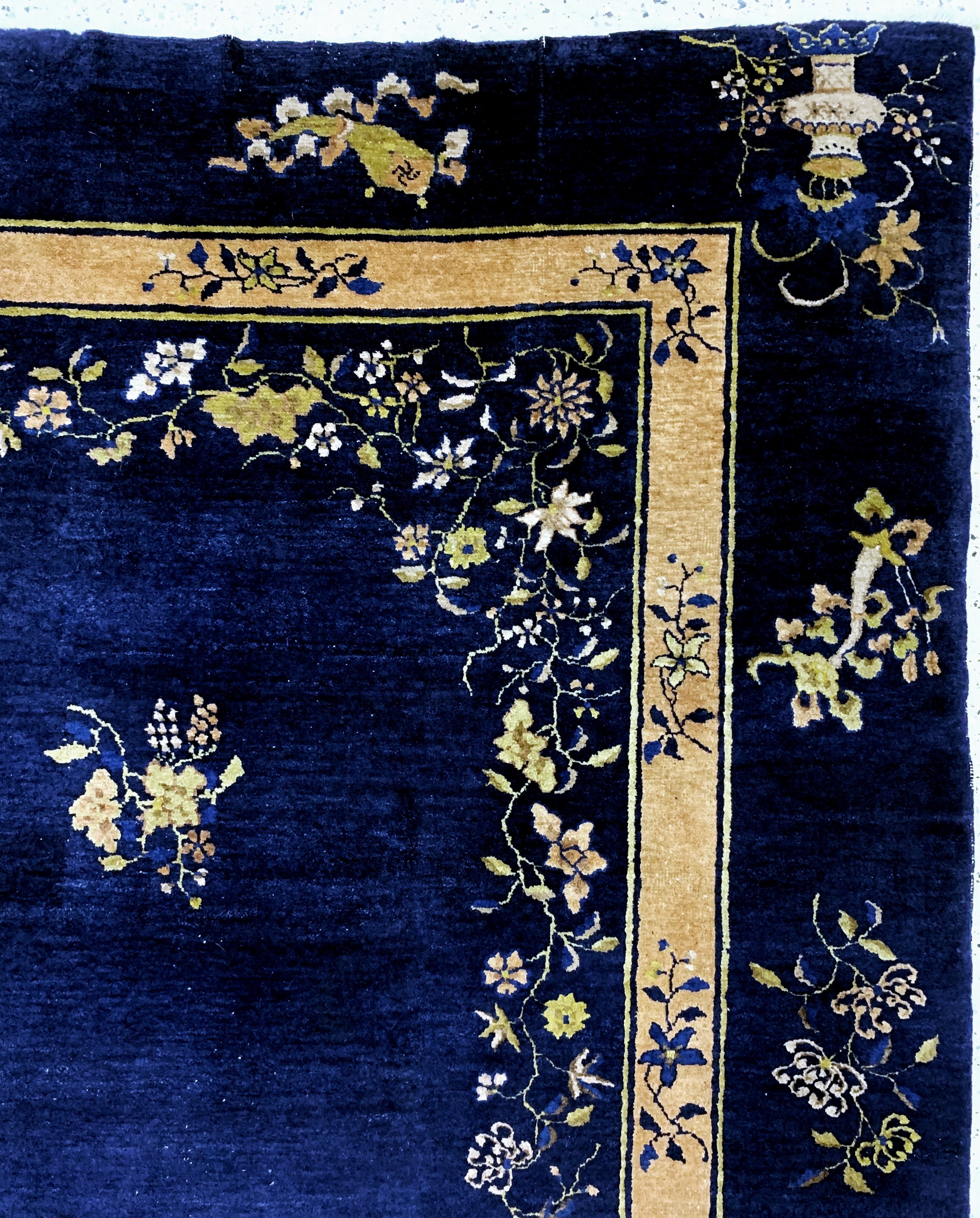 Detail d: Antiker Peking, China, 19.Jhd, Wolle auf Baumwolle, ca. 353 x 283 cm, EHZ: 2(kleiner geflickter Riss).