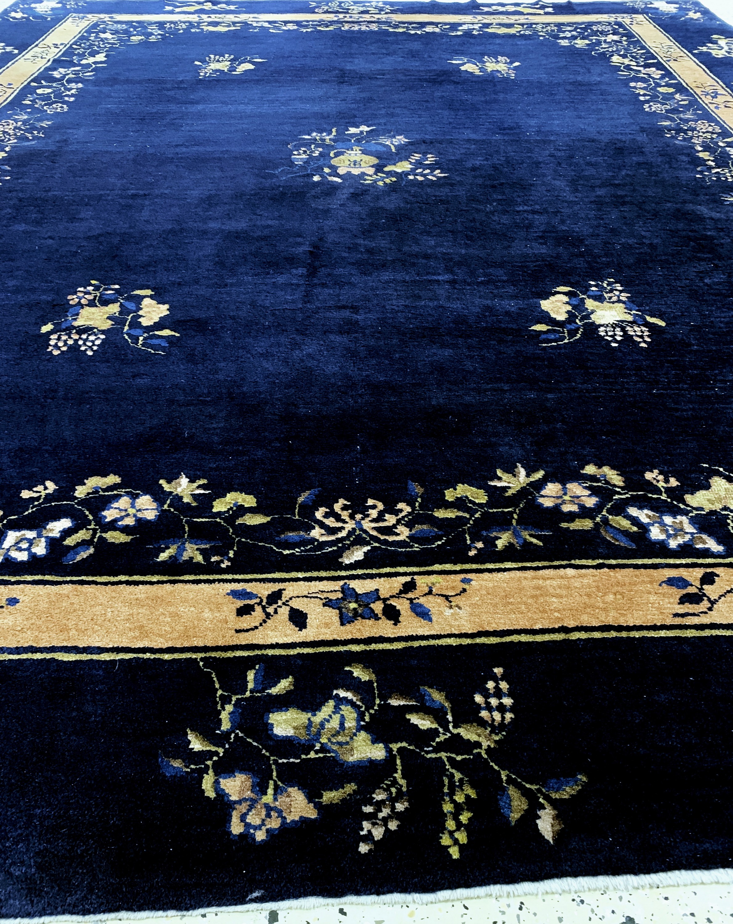 Detail e: Antiker Peking, China, 19.Jhd, Wolle auf Baumwolle, ca. 353 x 283 cm, EHZ: 2(kleiner geflickter Riss).