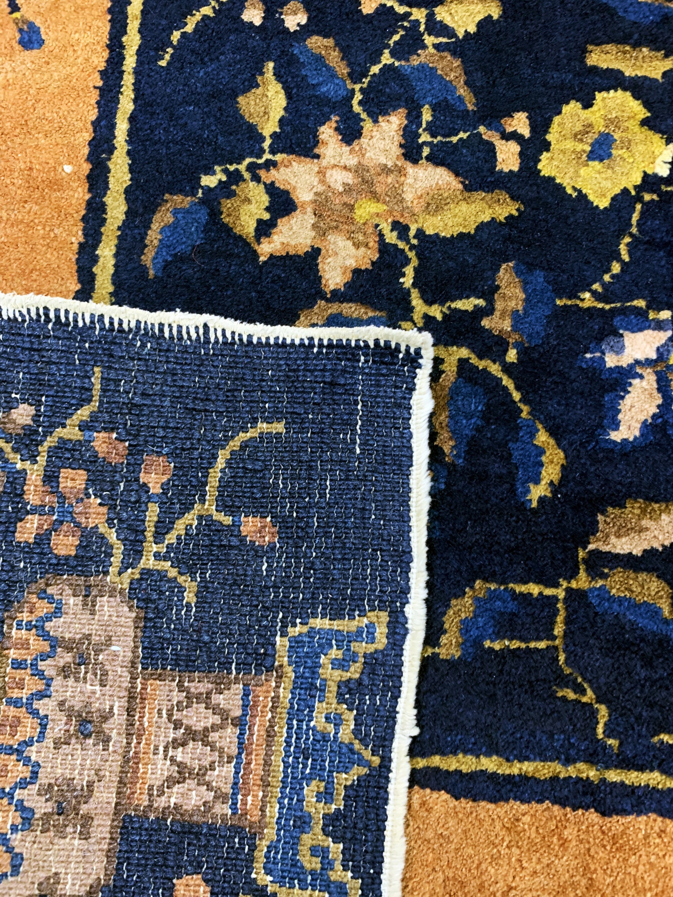 Detail f: Antiker Peking, China, 19.Jhd, Wolle auf Baumwolle, ca. 353 x 283 cm, EHZ: 2(kleiner geflickter Riss).