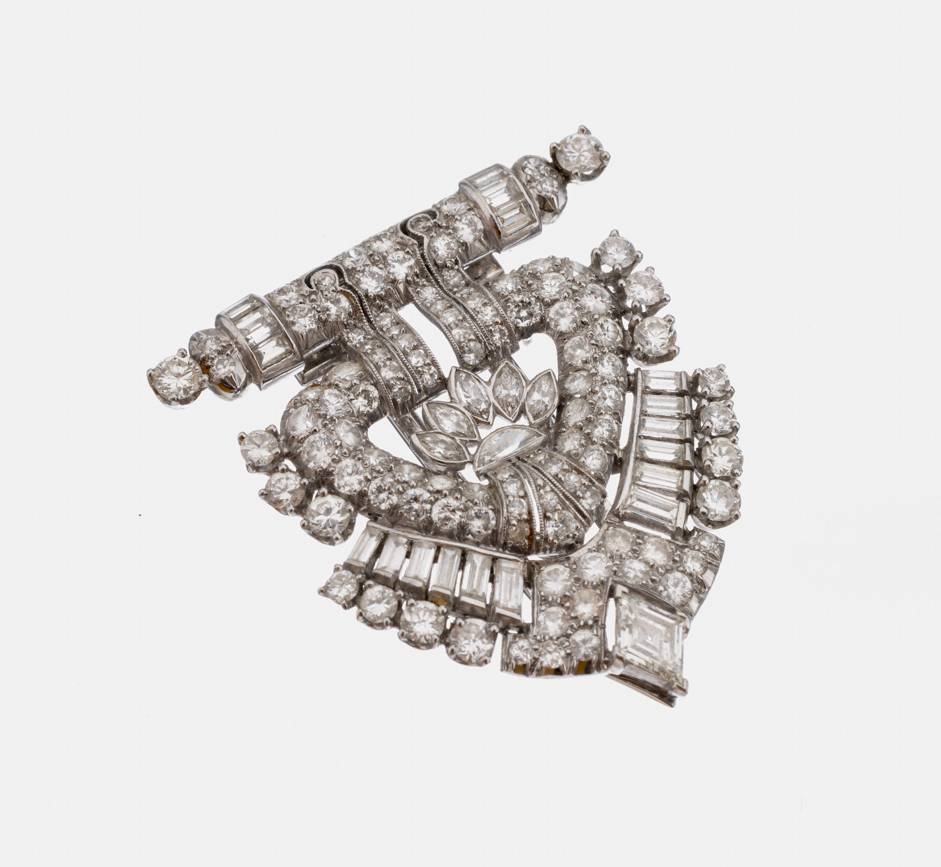 Art Deco Platin Diamant-Kleiderclip, um 1925, Pt gepr., geometrische Gestaltung, 120 Diamanten in versch. Schliffformen zus. ca. 3.20 ct Weiß/si-p, ...
