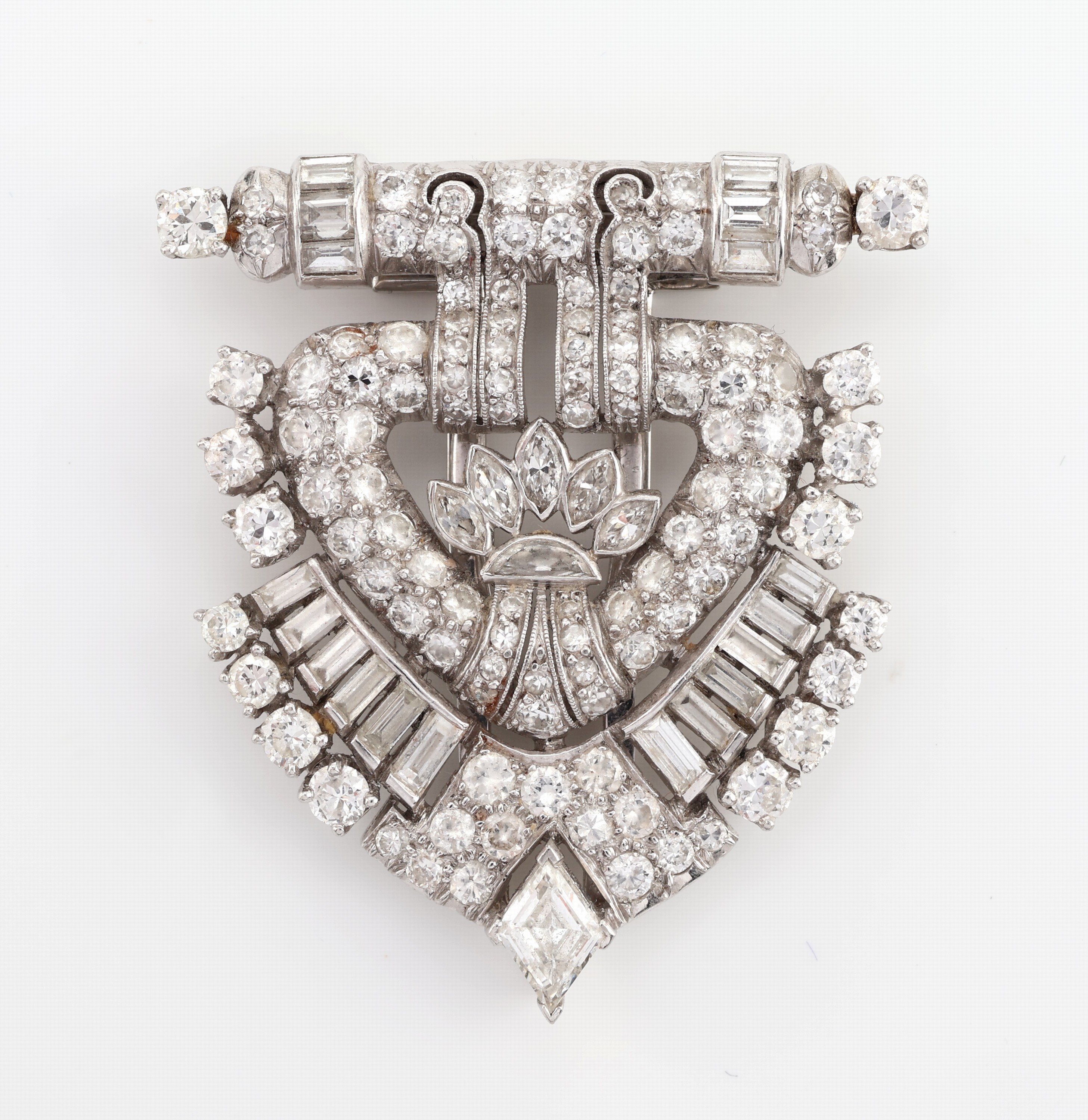 Detail a: Art Deco Platin Diamant-Kleiderclip, um 1925, Pt gepr., geometrische Gestaltung, 120 Diamanten in versch. Schliffformen zus. ca. 3.20 ct Weiß/si-p, ...