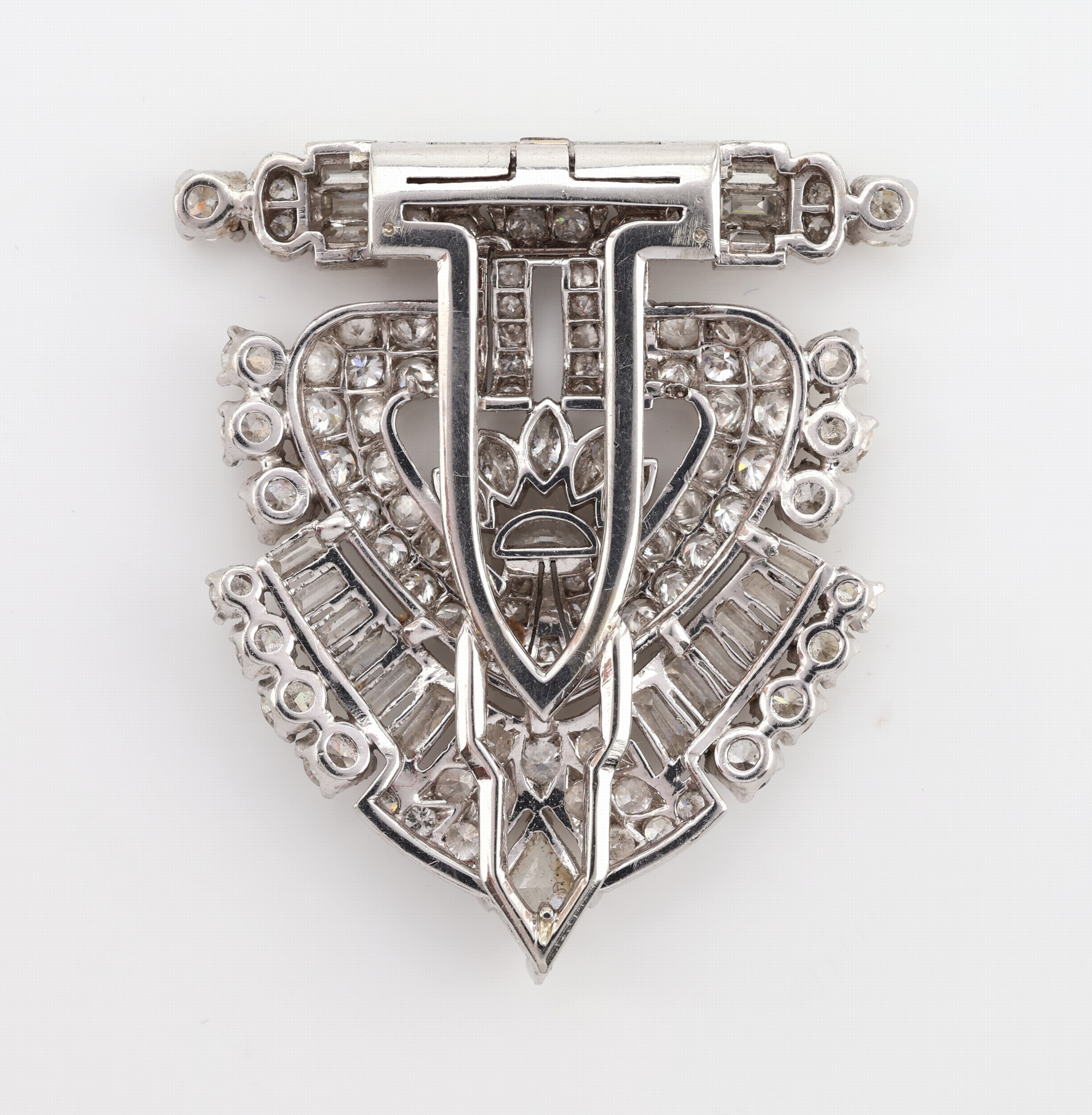 Detail b: Art Deco Platin Diamant-Kleiderclip, um 1925, Pt gepr., geometrische Gestaltung, 120 Diamanten in versch. Schliffformen zus. ca. 3.20 ct Weiß/si-p, ...