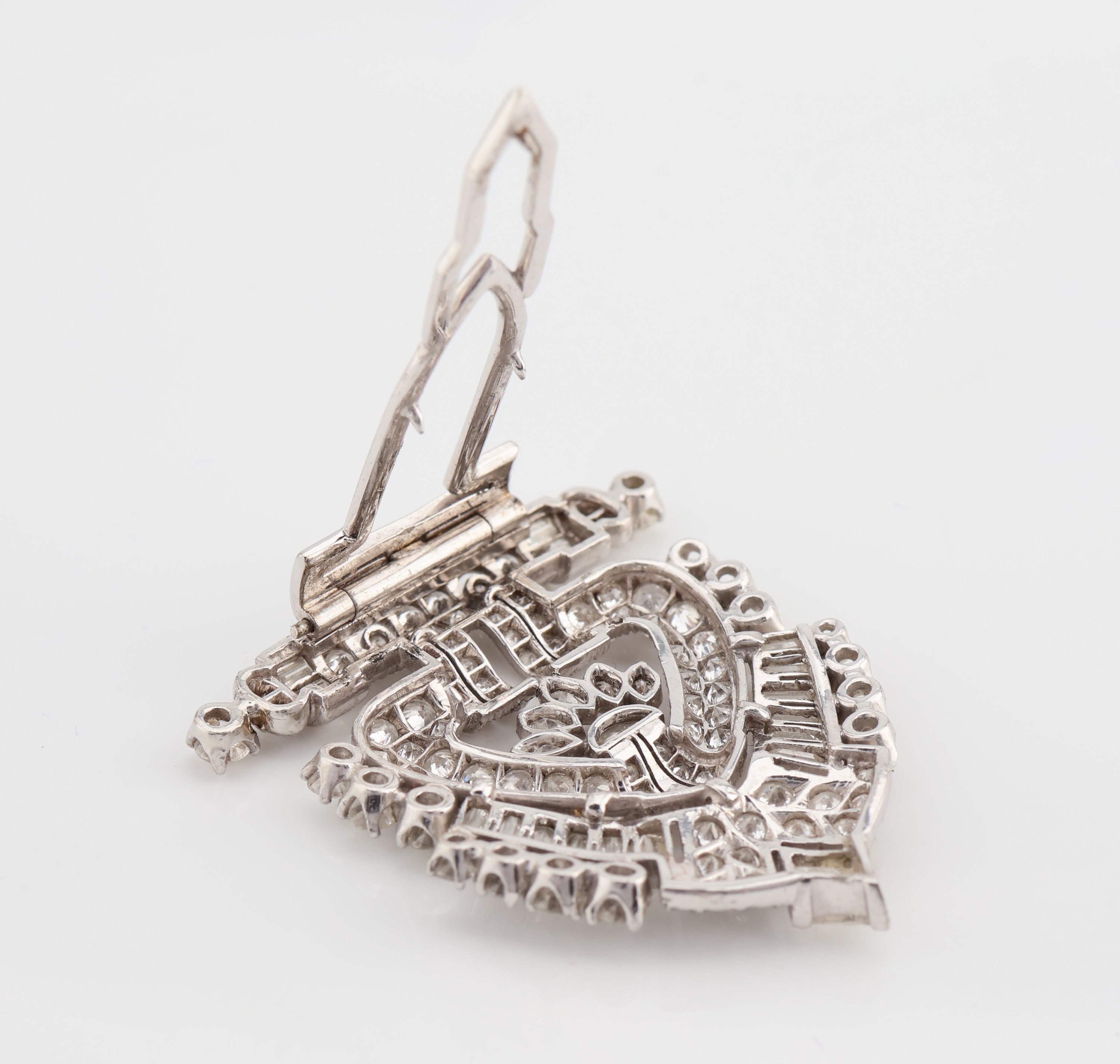 Detail c: Art Deco Platin Diamant-Kleiderclip, um 1925, Pt gepr., geometrische Gestaltung, 120 Diamanten in versch. Schliffformen zus. ca. 3.20 ct Weiß/si-p, ...