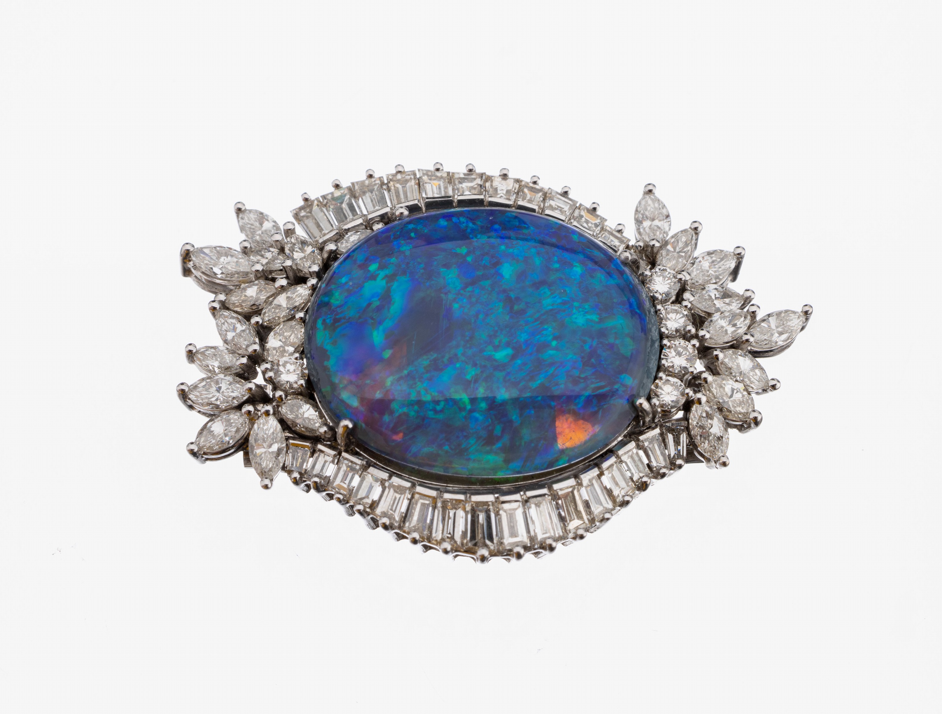 18 kt Gold Opal-Diamant-Brosche, WG 750/000, mittig ovaler Opal-Cabochon mit intensivem grün-blauem Farbspiel ca. 16.0 ct, 56 Diamanten in versch. ...