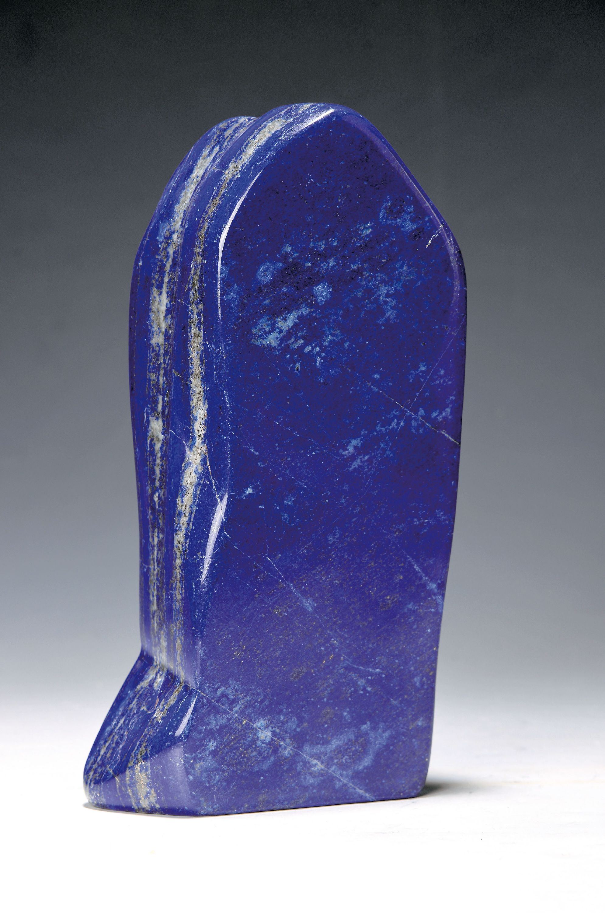 Lapislazuli in Freiform, ca. 3.4 kg, Afghanistan, geschliffen und poliert, aufrechte Form, in der Tiefe gestuft, ca. 3305g, 26x12x5 cm
