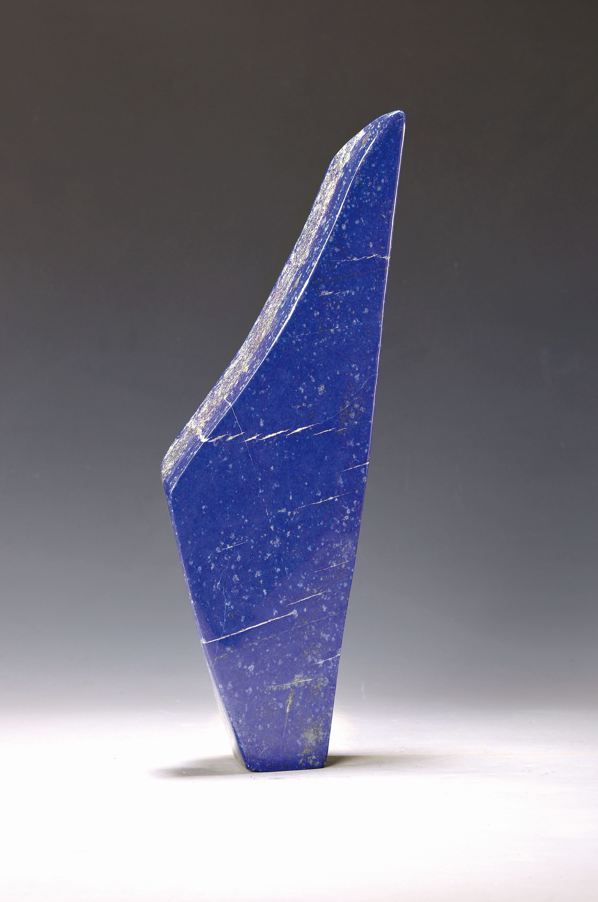 Großer Lapislazuli in Freiform, ca. 4.7kg, Afghanistan, aufrecht stehende stark zugespitzte Form, feine Pyrit-Adern und Calcit-Ausblühungen, H. ...