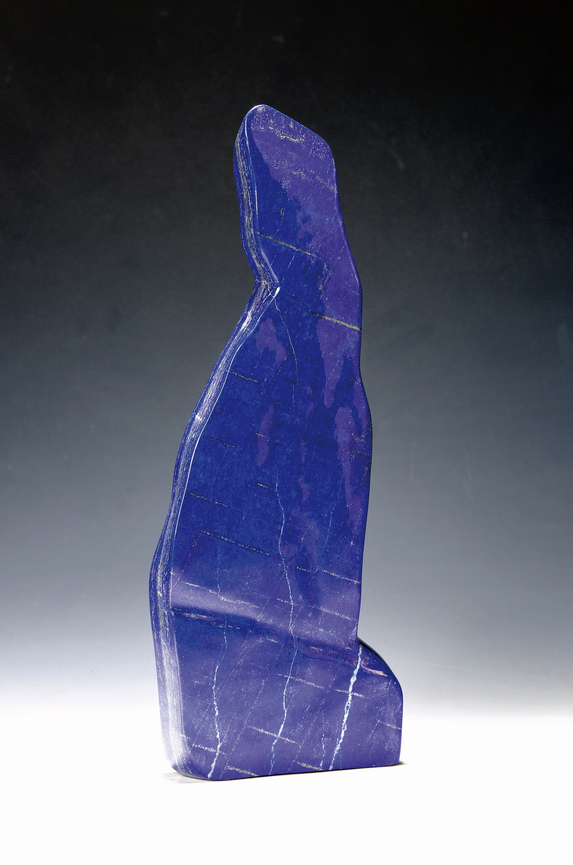 Großer Lapislazuli in Form einer sitzenden Katze, ca. 4.5 kg, geschliffen und poliert, mit feinen Pyrit-Adern, dekorativer Charakter, ca. 4586 g, H. ...