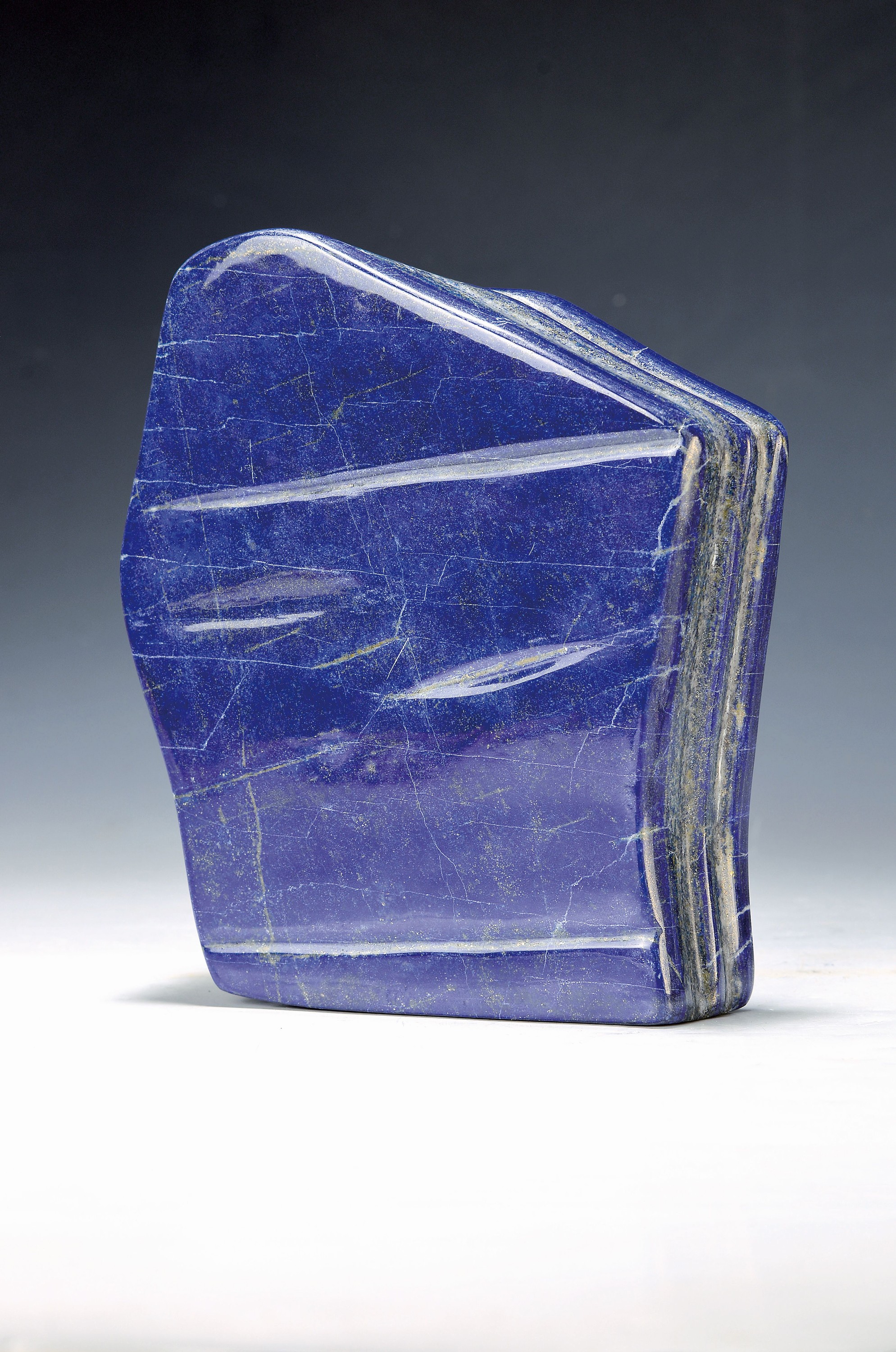 Lapislazuli in Blockform, ca. 3.7 kg, Afghanistan, geschliffen und poliert, annähernd rechteckige Form, beidseitig lineare Vertiefung, feine ...