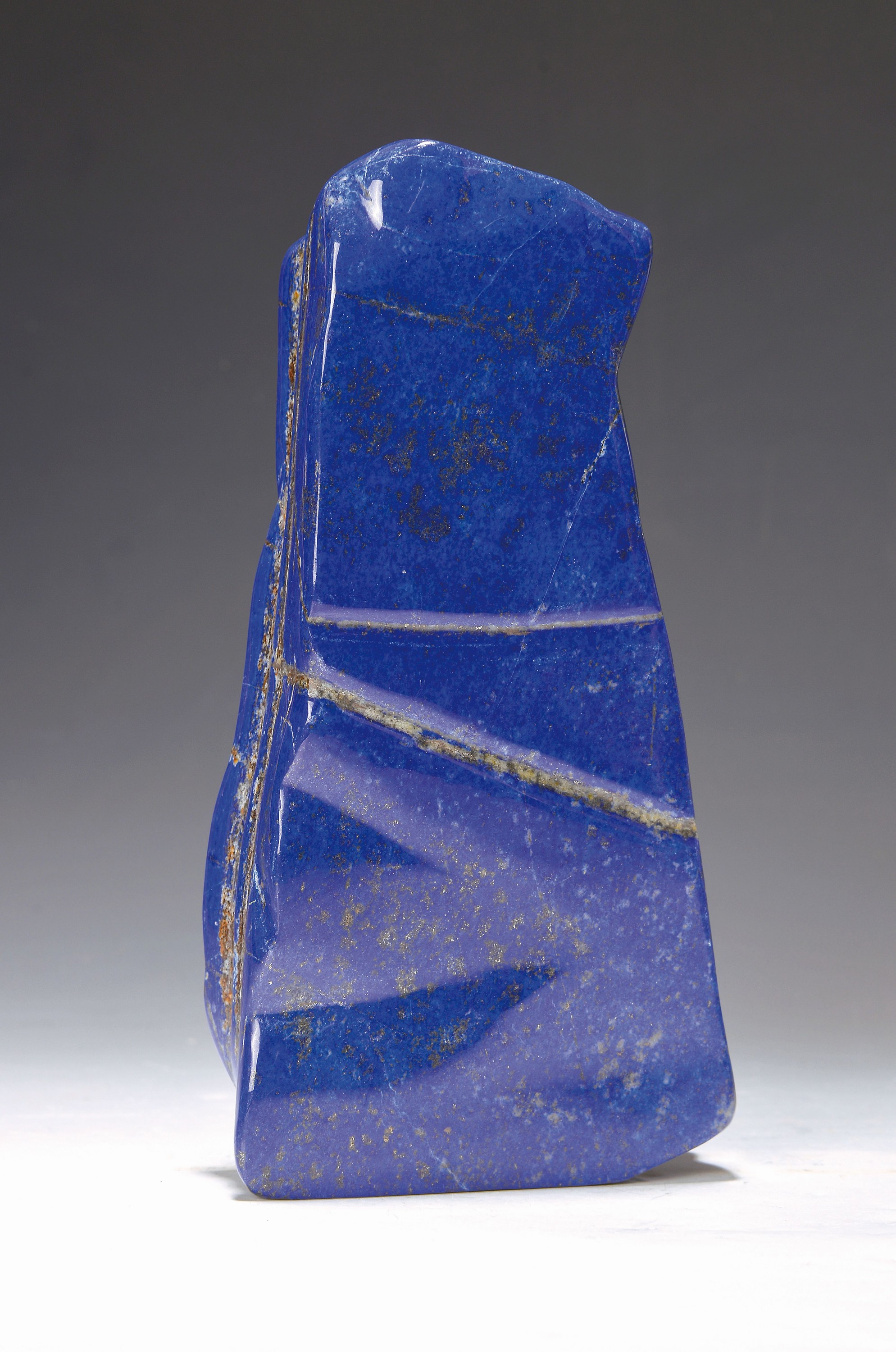 Lapislazuli in Freiform, ca. 3.9 kg, Afghanistan, geschliffen und poliert, Pyrit- und Calcit-Ausblühungen und Adern, aufrechte Form, ca. 3933 g, ...