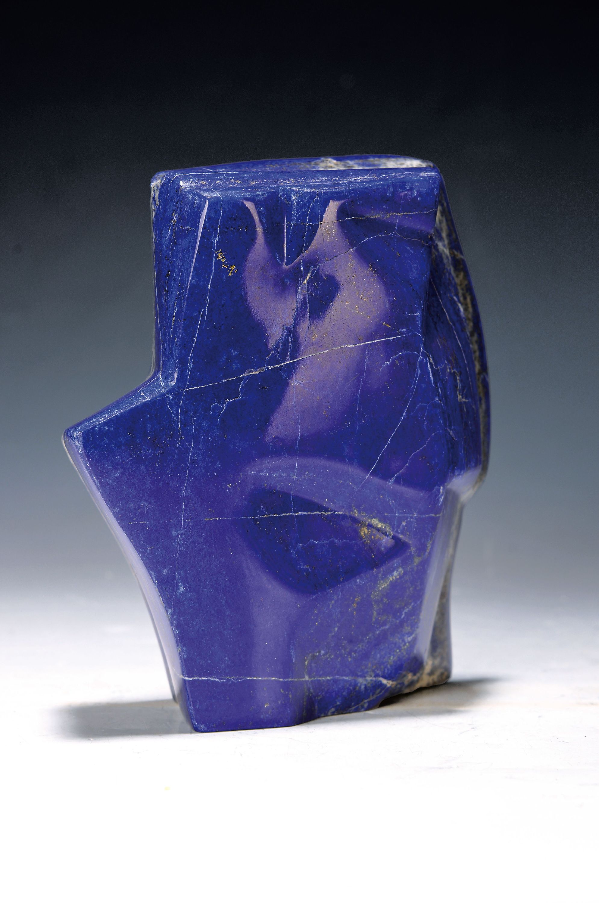 Lapislazuli in Freiform, ca. 2.6kg, Afghanistan, geschliffen und poliert, Pyrit-und Calcit-Schichten, aufrechte Blockform, ca. 2605 g, 17x15x5 cm