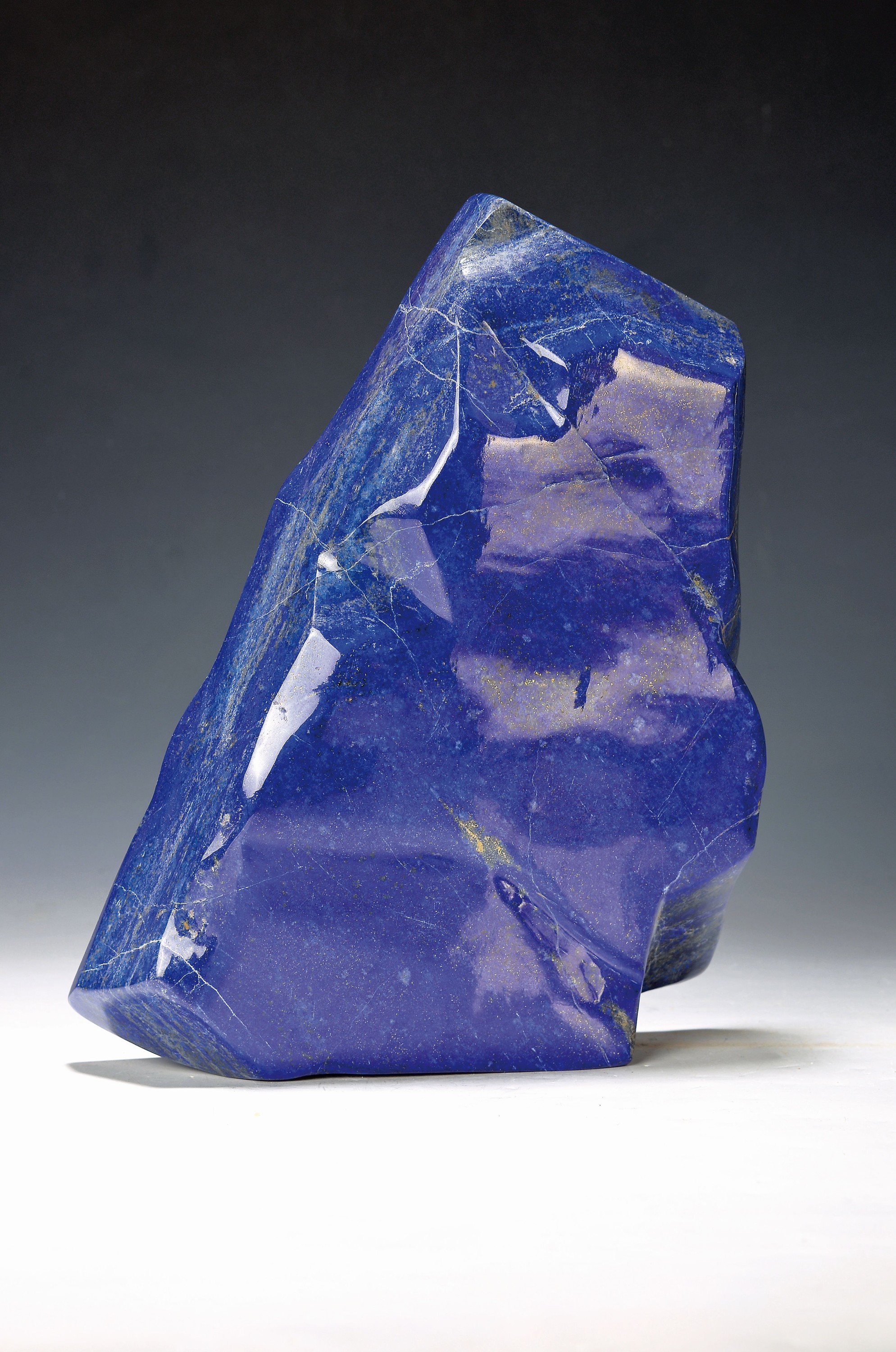 Großer Lapislazuli in Freiform, ca. 7.3 kg, Afghanistan, aufrechte Form, geschliffen und poliert, feine Pyrit-Adern, 30x25x6 cm