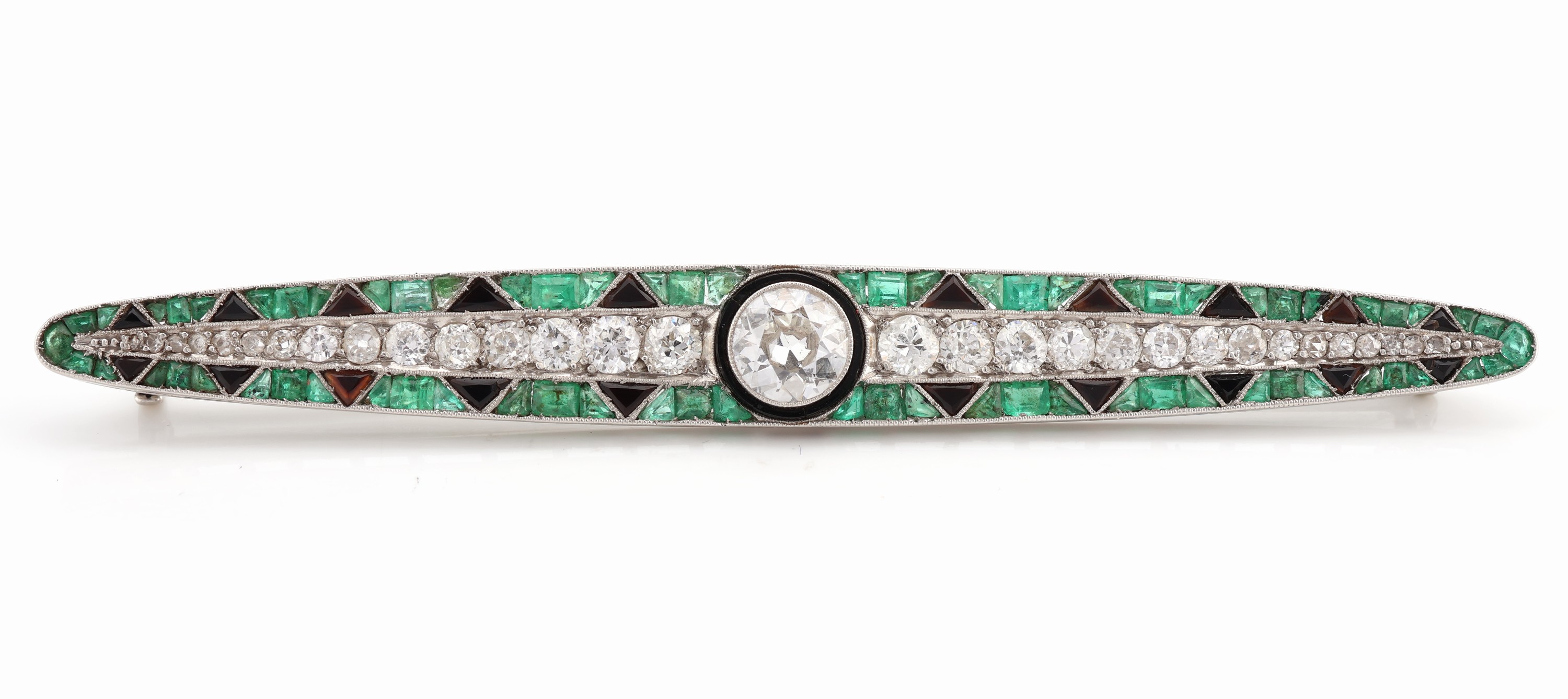 Detail a: Außergewöhnliche Art Deco Platin Diamant- Smaragd-Onyx-Brosche, um 1920, Pt gepr., länglich oval, mittig Altschliffdiamant ca. 1.10 ct ...