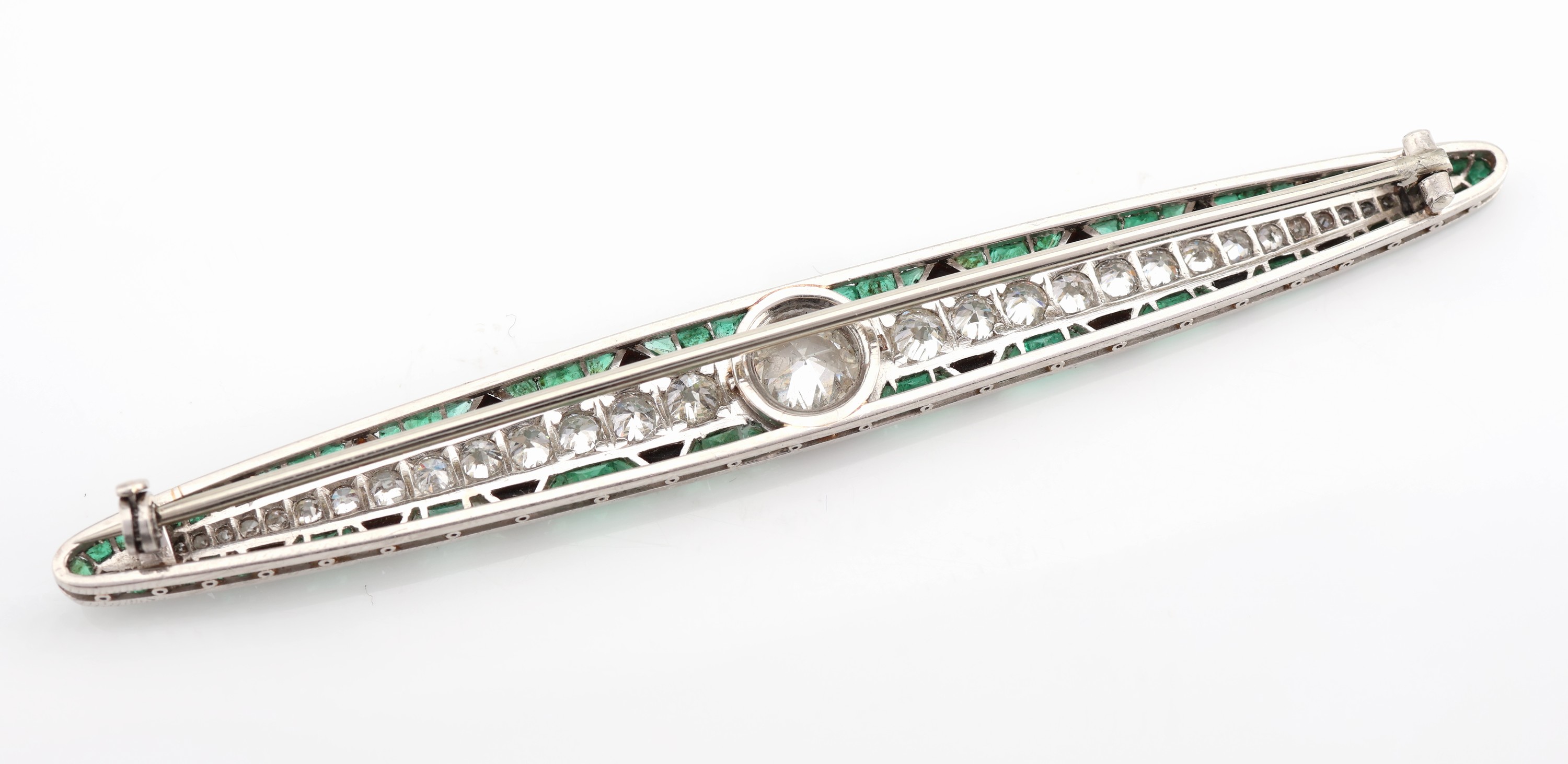Detail b: Außergewöhnliche Art Deco Platin Diamant- Smaragd-Onyx-Brosche, um 1920, Pt gepr., länglich oval, mittig Altschliffdiamant ca. 1.10 ct ...