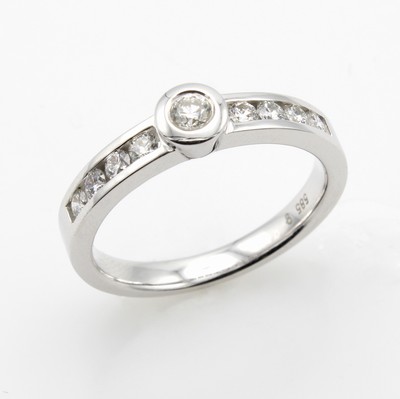 Image Ring mit Brillanten, WG 585/000, 1 Brill. mittig gef. ca. 0.12 ct u. Besatzbrill zus. ...