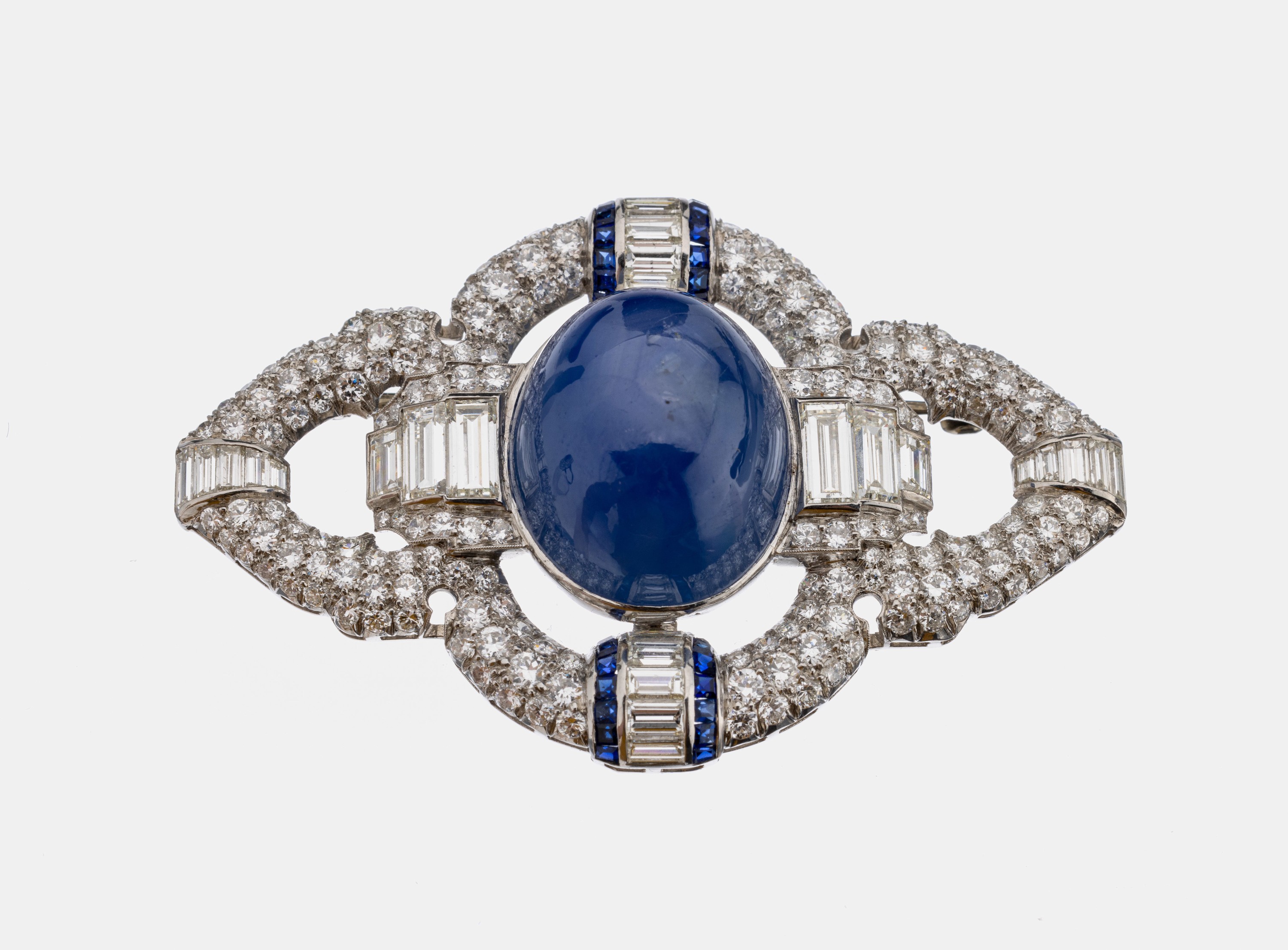 Platin Art Deco Saphir-Diamant-Brosche, um 1920, Pt gepr., geometrisch, mittig gr. ovaler Sternsaphir-Cabochon ca. 65.0 ct, 28 Saphir-Carrees zus. ...
