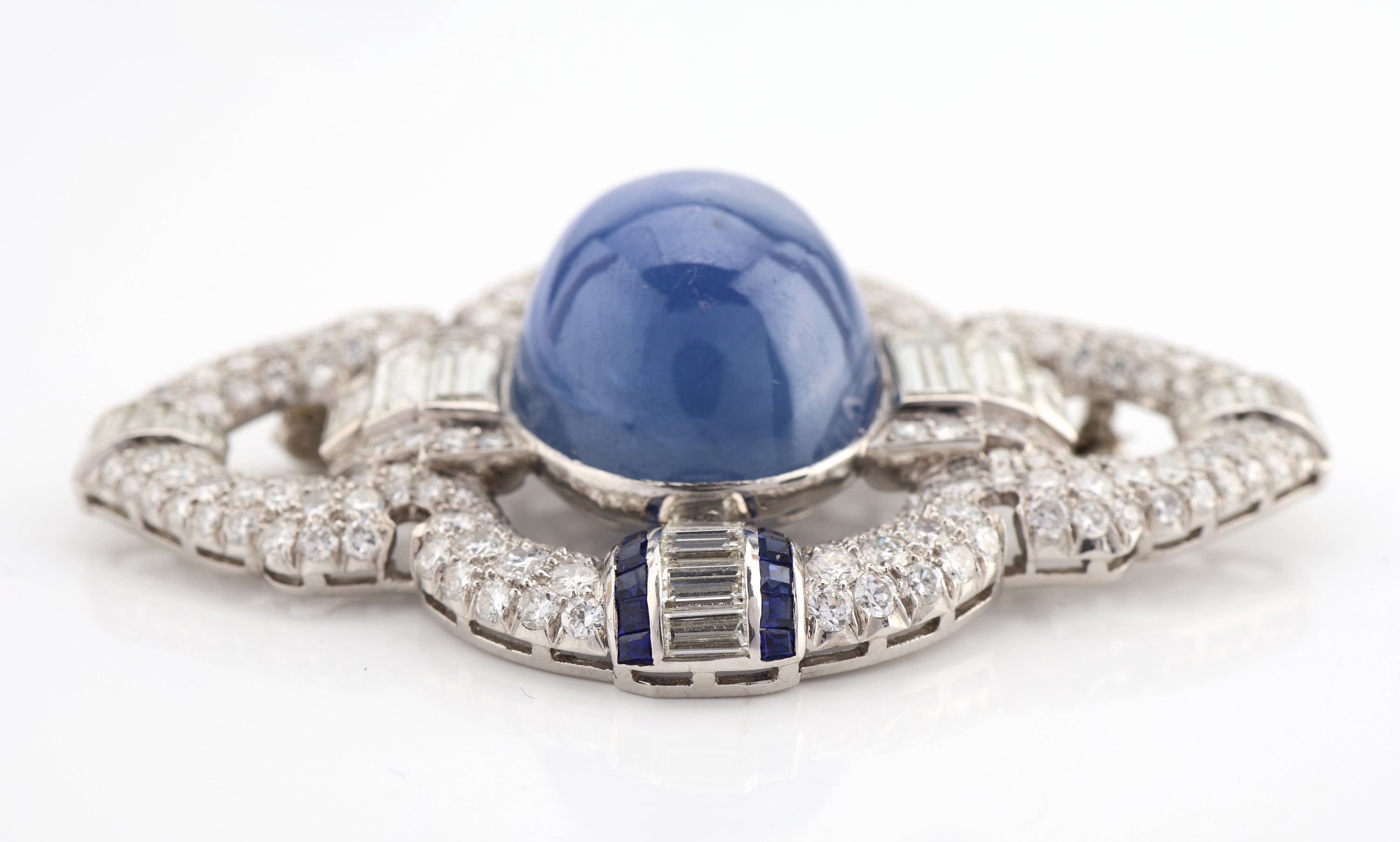 Detail a: Platin Art Deco Saphir-Diamant-Brosche, um 1920, Pt gepr., geometrisch, mittig gr. ovaler Sternsaphir-Cabochon ca. 65.0 ct, 28 Saphir-Carrees zus. ...