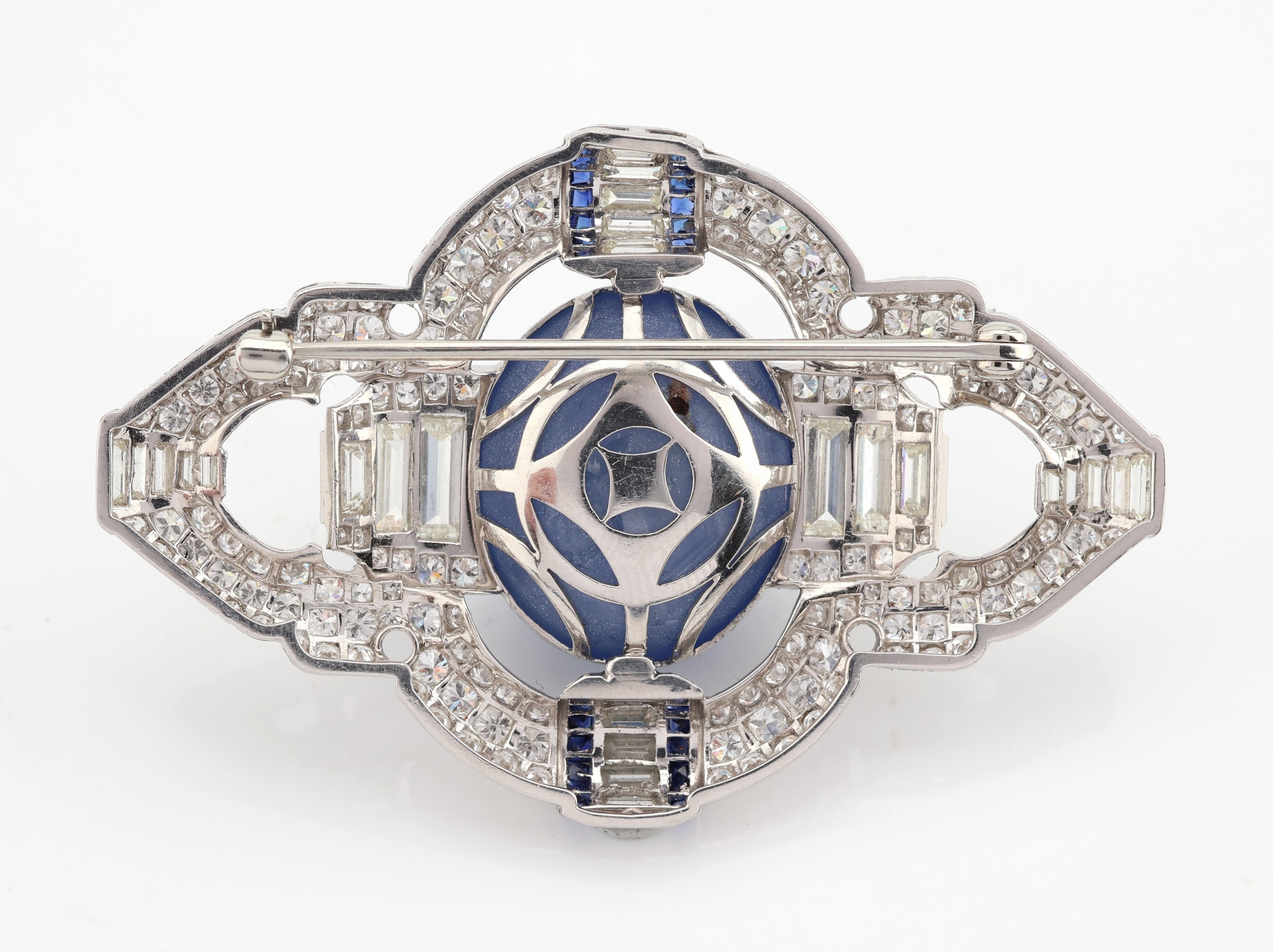 Detail b: Platin Art Deco Saphir-Diamant-Brosche, um 1920, Pt gepr., geometrisch, mittig gr. ovaler Sternsaphir-Cabochon ca. 65.0 ct, 28 Saphir-Carrees zus. ...