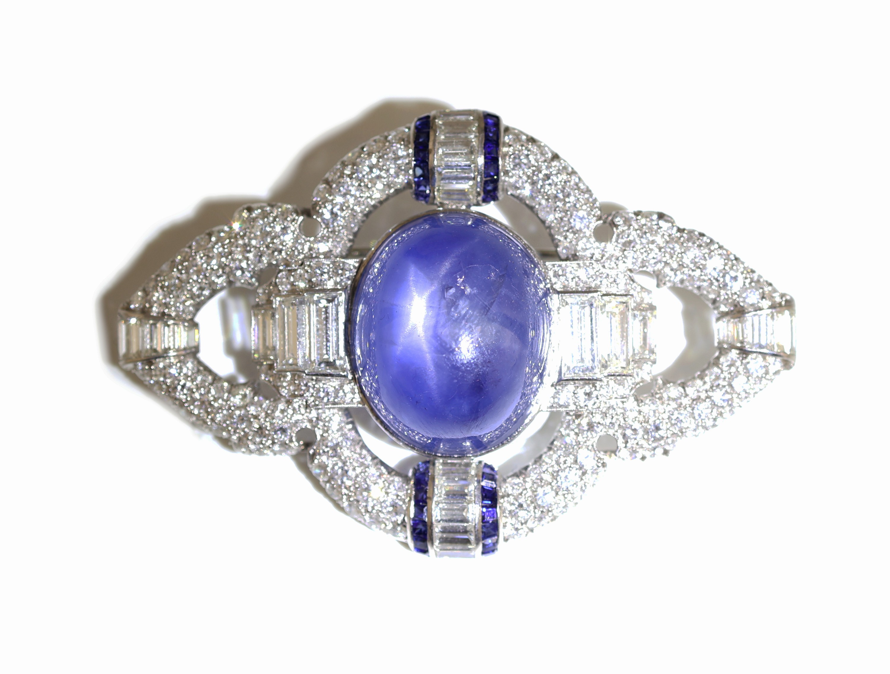 Detail d: Platin Art Deco Saphir-Diamant-Brosche, um 1920, Pt gepr., geometrisch, mittig gr. ovaler Sternsaphir-Cabochon ca. 65.0 ct, 28 Saphir-Carrees zus. ...