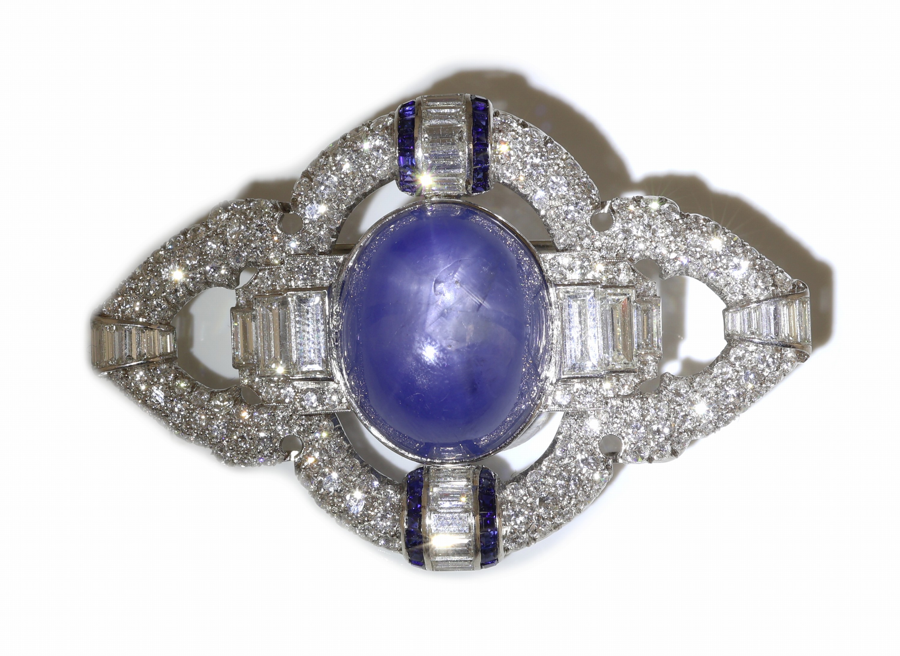 Detail e: Platin Art Deco Saphir-Diamant-Brosche, um 1920, Pt gepr., geometrisch, mittig gr. ovaler Sternsaphir-Cabochon ca. 65.0 ct, 28 Saphir-Carrees zus. ...