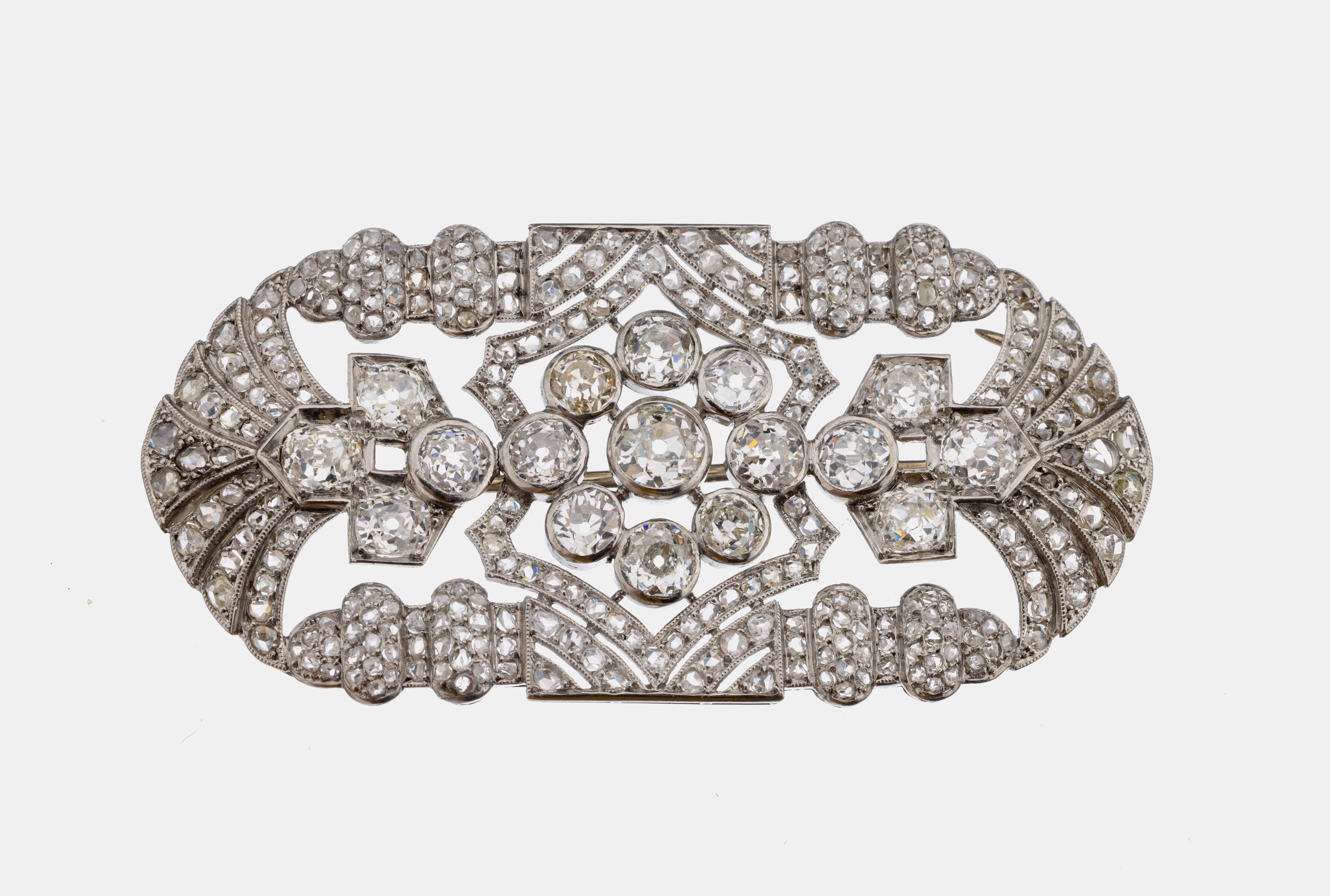 Platin Diamant-Brosche um 1915-20, Pt gepr., geometrisch, 15 Altschliffdiamanten und 291 Diamantrosen zus. ca. 4.80 ct Weiß-l.get.Weiß/si-p2, ca. ...