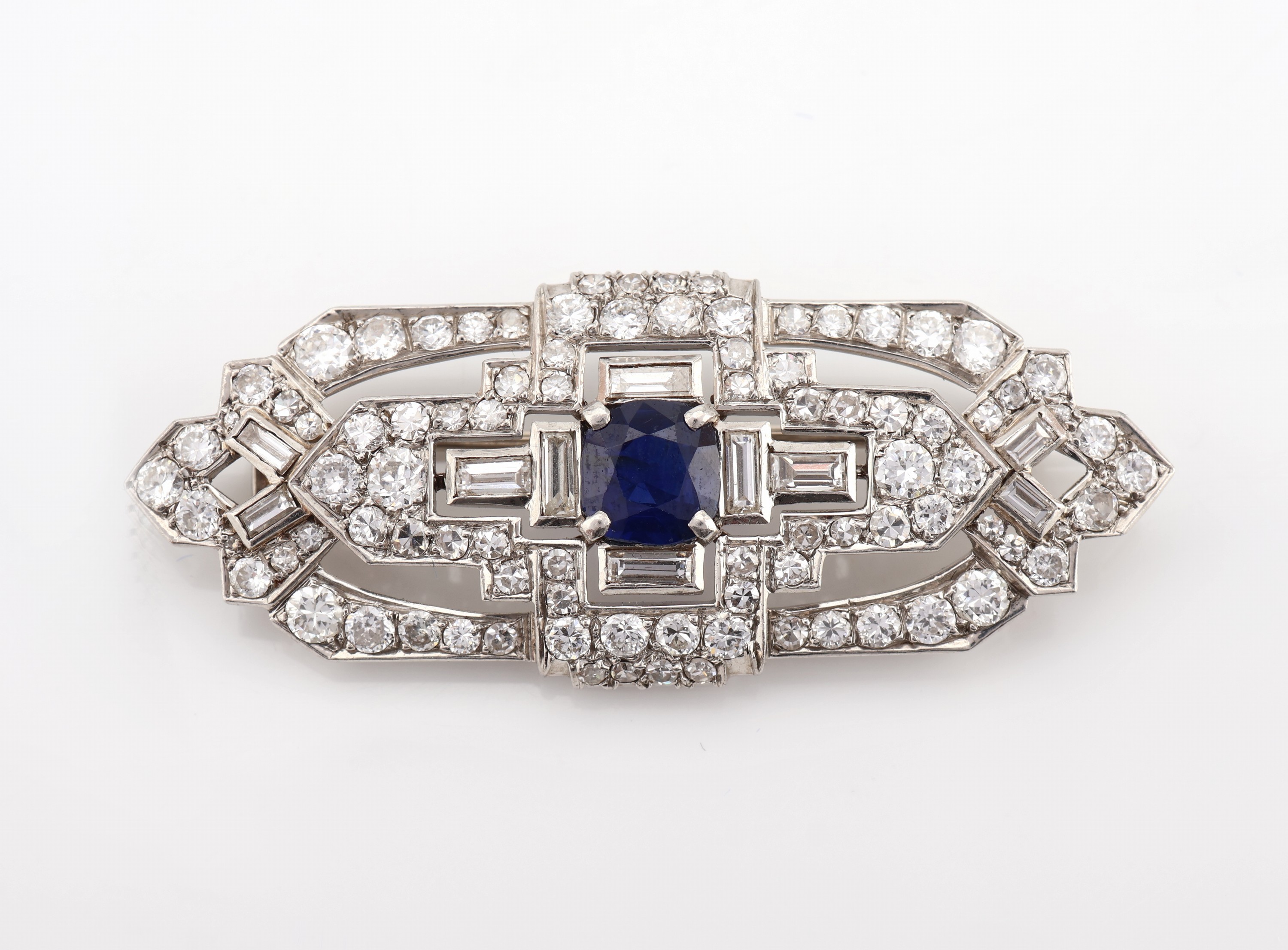 Detail a: Platin Saphir-Diamant-Brosche, um 1930, Pt gepr., mittig facett. Saphir ca. 1.10 ct, 92 Brillanten und 8/8-Diamanten und 10 Diamant- baguettes zus. ...